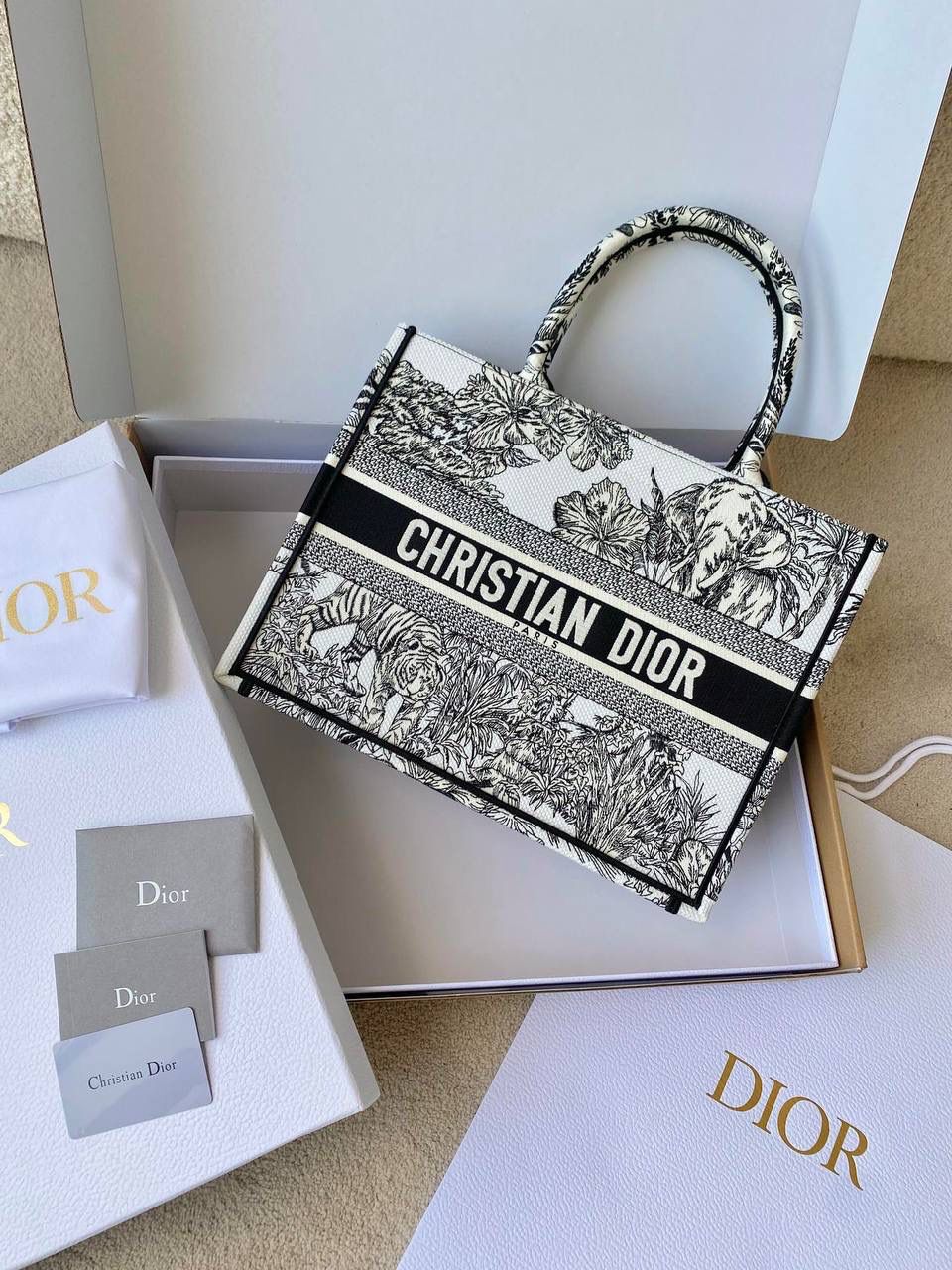 🈶黑白动物园中号 𝗖𝗗 𝗕𝗼𝗼𝗸 𝘁𝗼𝘁𝗲23最新购物袋 将经典的茹伊图案加老虎大象孔雀等 把印度文化中的代表性动物都融合一起 异国风情的浪漫，这不只是包，还是艺术品💐🎀 喜欢极简风可以选这黑白色调的 36.5×28×17.5cm