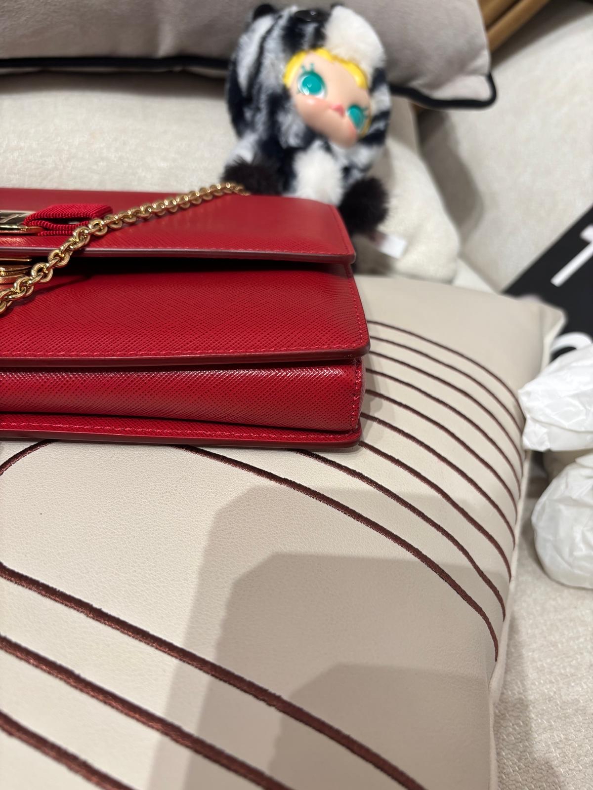 Salvatore Ferragamo Saffiano Leather Chain Shoulder Bag 紅色十字紋皮革 100%Authentic ,95%New