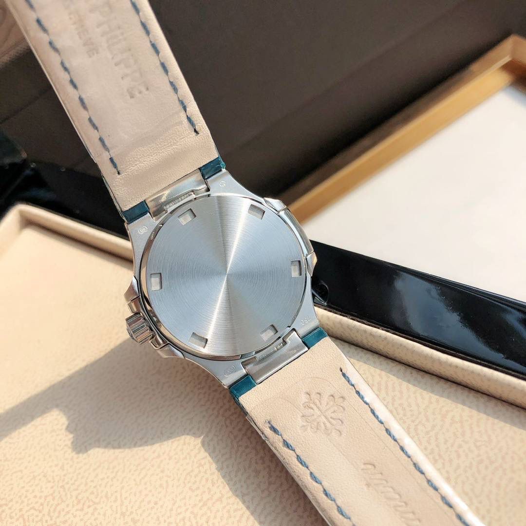 堪称一绝钢表之王，最美女款百达翡丽7010R鹦鹉螺 32mm银色蓝白色 表徑精巧独特舷窗结构表壳，完美优雅风格，采用不锈钢18k镀玫瑰金。水平横纹浮雕图案的表盘。表圈镶嵌46颗天然南非钻石💎美洲鳄鱼皮表带‼️