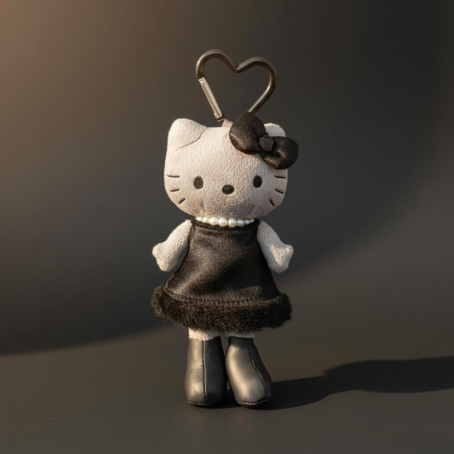 Sanrio - 時尚系列公仔掛飾 (灰色洋裝Hello Kitty款)