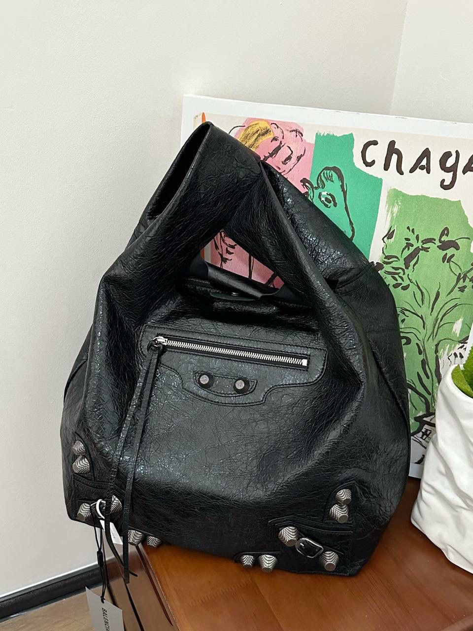 仅剩少量❗️ ba1enciaga le cagole菜篮子背心购物袋📌 超级酷且有趣的一只包 随意又慵懒，还有点酷酷，哈哈哈 是一只可以让全身穿搭升华的时髦包！ 真的很爱机车系列的皱褶感 这个一定要用原厂皮！原厂皮！ 国产的皮又硬又光滑 而且没啥油蜡皮的纹路 一点柔软质感都没有❌ 皮料决定整个包的灵魂 我家的货啊，价格虽贵，但是货好！！ 拒绝市场便宜国产皮通货👿👿 32×30.9×13.9cm780976m