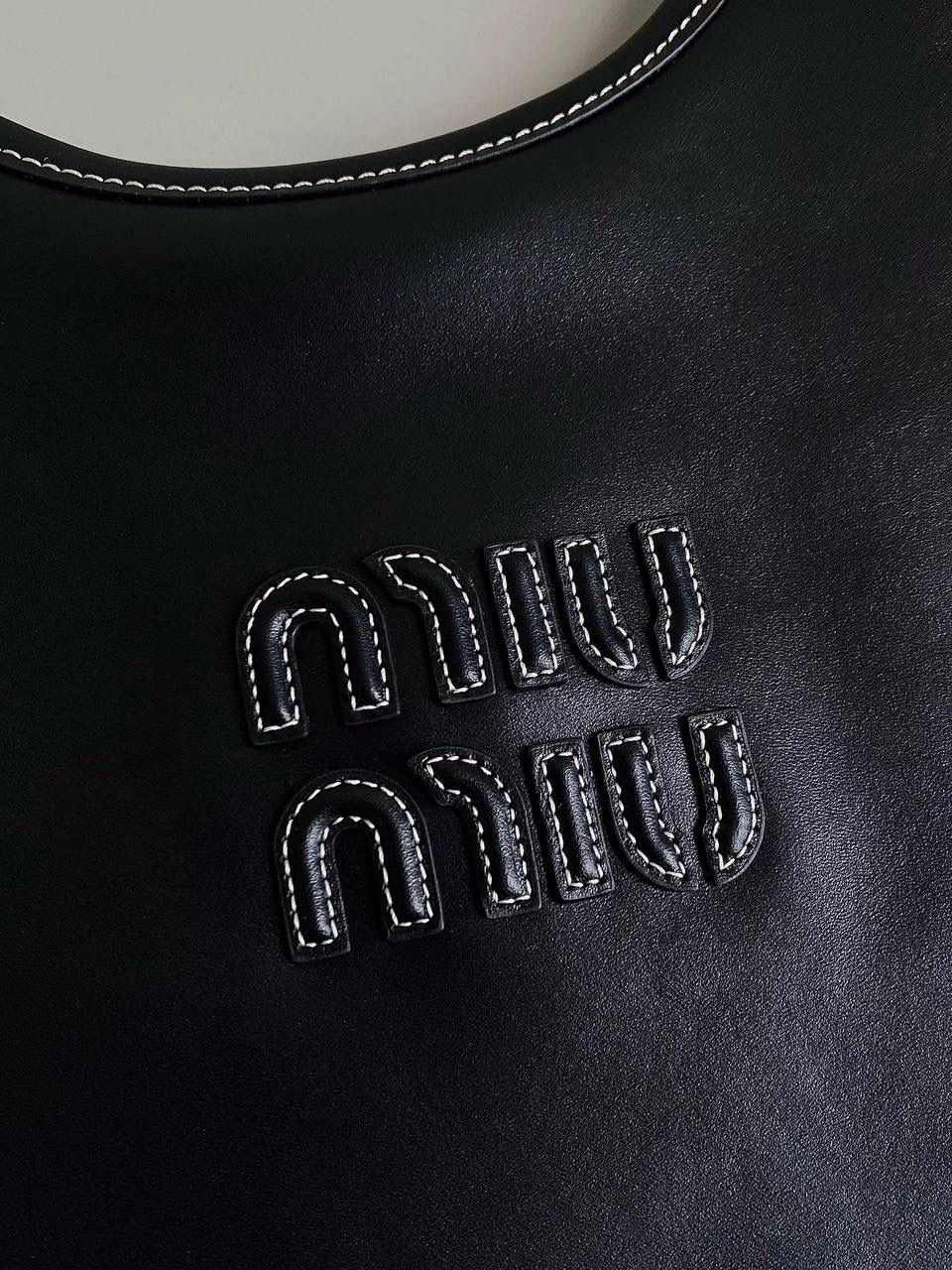 🈶黑色， 𝗠𝗶𝘂𝗠𝗶𝘂托特 拯救衣柜大爆款来了！ miu家最最最种草的一只大包 轻便 百搭又实用，出gai年度top☝🏻 要抢疯了的节奏，真的超爱 ！！快冲 35×40cm #F0110m