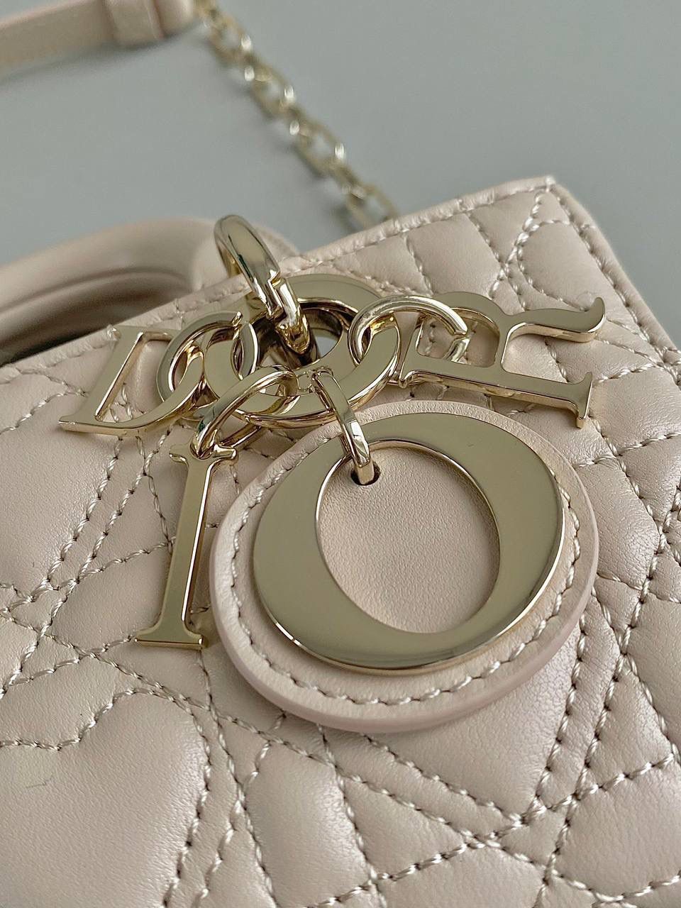 胭脂米色🤎超迷你 𝗗𝗶𝗼𝗿 𝗗-𝗝𝗼𝘆 𝗯𝗮𝗴七夕爱心款 时尚果然就是轮回，回归了一把中古戴妃 长方包形，短链条➕细长肩带直接封神！！ 复古时髦感超强，真是什么场合都可以把住 绝对是lady中的天花板了，强势出圈啦姐妹们😍🤩 17.5×10.5×6cm