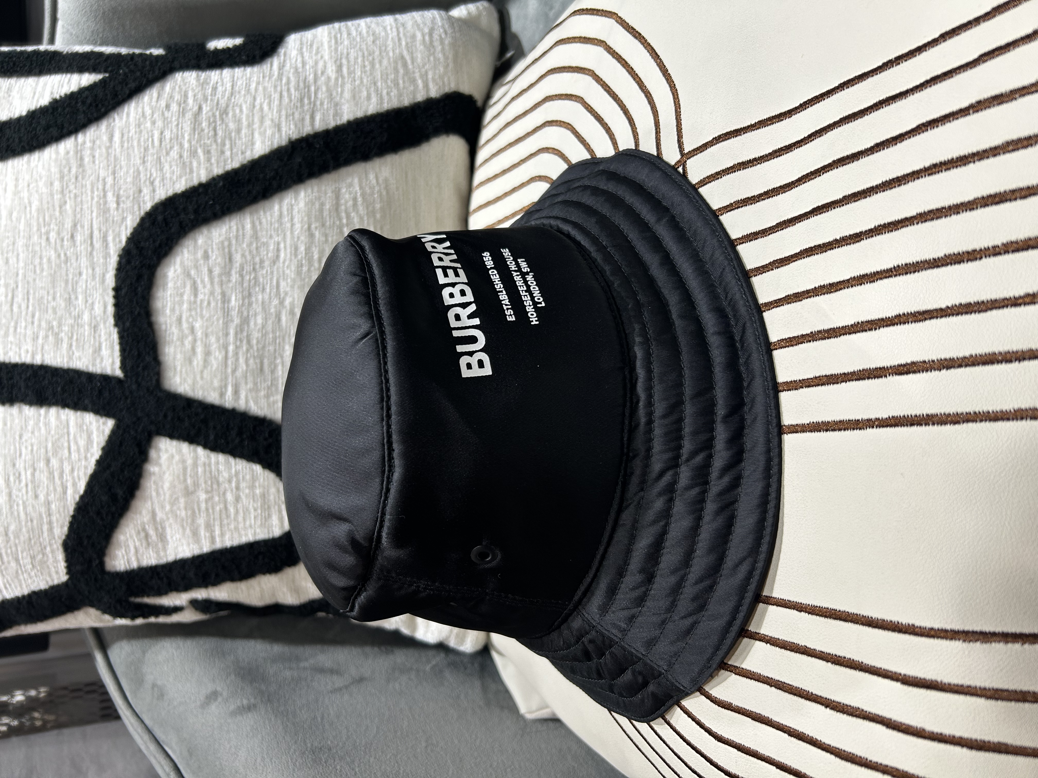 Burberry 帽London nylon bucket hat S size 100%Authentic,99%new