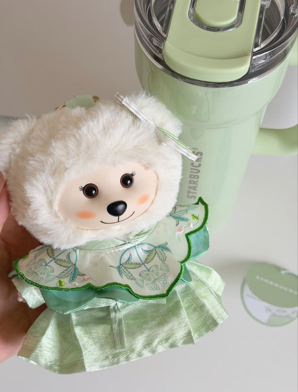 星巴克春序纹样系列〖 大容量不锈钢双饮口杯690ml配搪胶毛绒挂饰 〗🇨🇳