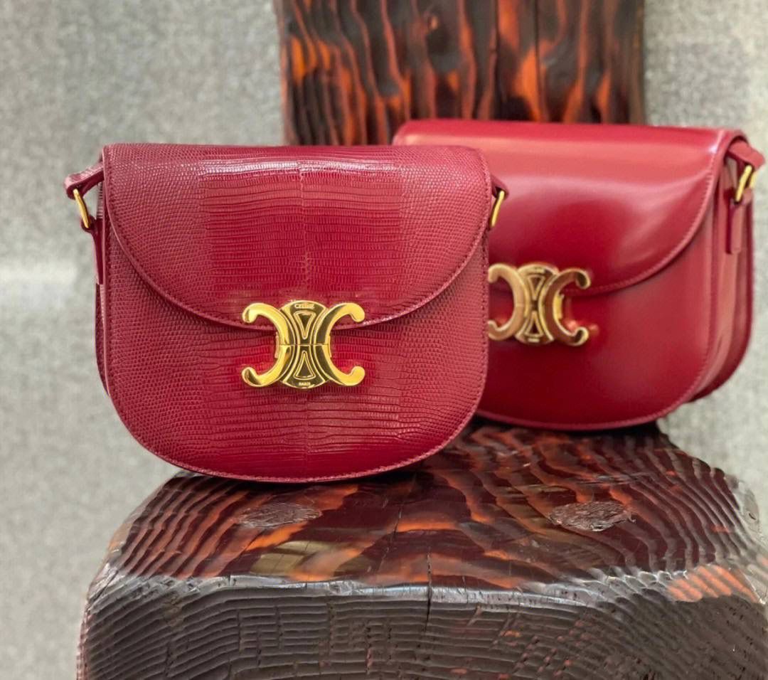 🔥大货实拍图 𝗖𝗘𝗟𝗜𝗡𝗘 ♥ 𝗧𝗘𝗘𝗡 𝗕𝗘𝗦𝗔𝗖𝗘肩带马鞍 型号：110413 尺寸：18.5*16*6cm 洋红色气场全开！红金配色太好看啦！快年底了，需要婚包，生日礼物、圣诞节、新年、本命年等等找红色包包的小伙伴千万不要错过哦！
