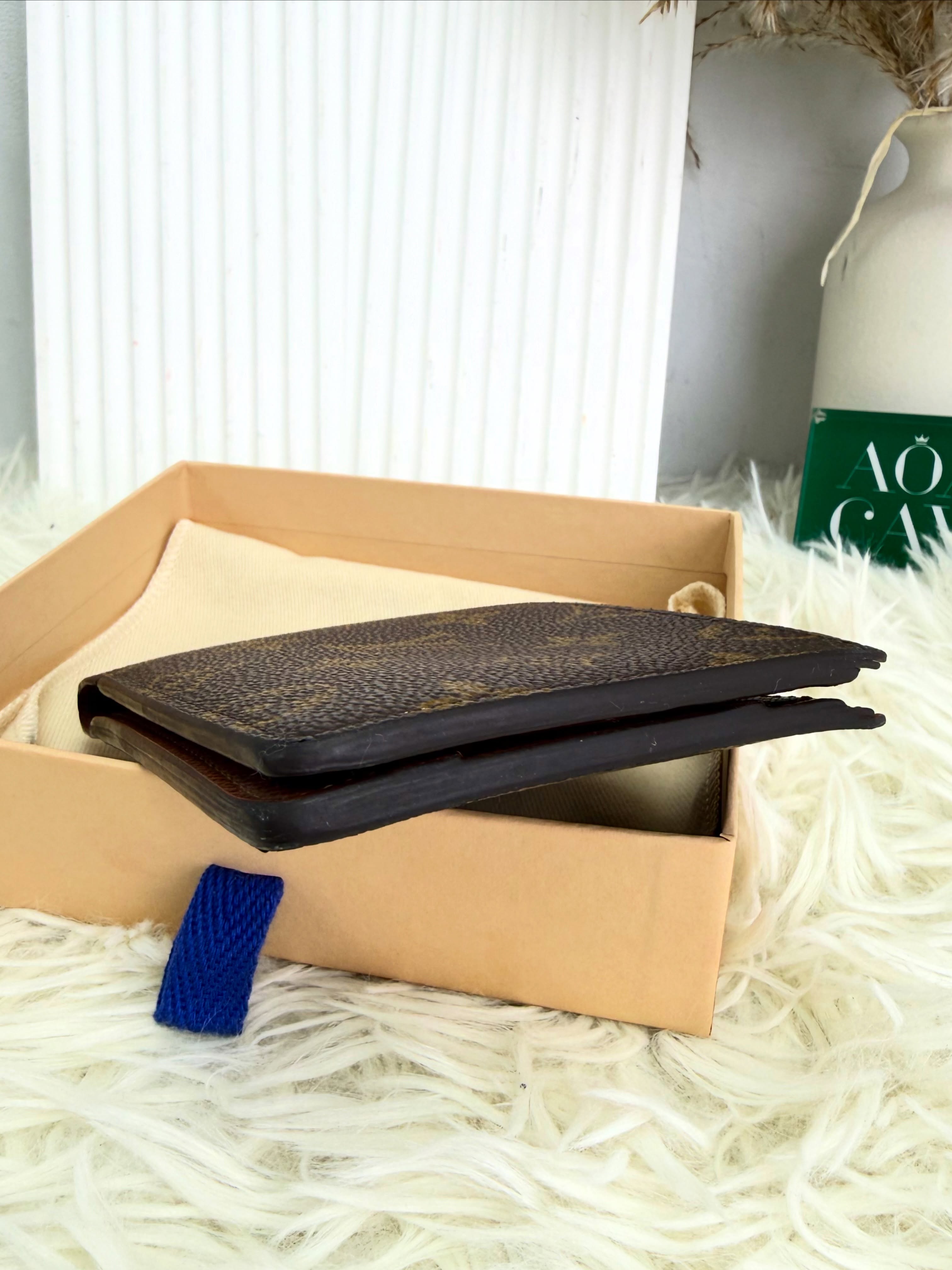 Lv👜 PRE OWNED 🛍️短銀包 啡色老花  有塵袋有盒有單 晶片款🧡  配件 -塵袋、盒、單🫶🏻 💰優惠價 $2980 98%new  #收袋王  喜歡的話快點pm/whatsapp 我們💓 銷售熱線51111 321（whatsapp)  我們服務包括有：手袋飾物回收、手袋置換(一換一、一換多也可以） 、專業手袋鑑證、專業手袋護理  購買方法 🏢親臨門市 荃灣南豐中心15樓1521室（荃灣地鐵站a出口1分鐘到）敬請預約 ❤️只賣正品正貨，任驗💓🫰🏻 ❤️‍🔥本店為香港註冊公司絕對真貨，信心保證👍🏻 🫰🏻本店設有鑑證服務，有駐場鑑證師  ✨歡迎追蹤我哋各個平台緊貼最新優惠x貨品🔥😍 👇🏻👇🏻👇🏻👇🏻👇🏻👇🏻👇🏻👇🏻  ⭐️Instagram: aoaocave  🌈Facebook: aoaocave收袋王  🔥Carousell: acluxuryhk  👆🏻👆🏻👆🏻👆🏻👆🏻👆🏻👆🏻👆🏻  ___________________________  Disclaimer🫰🏻All trademarks and copyrights are reserved to the original brand holders. @AOAOCAVE sells only authentic goods and is not affiliated with any of the brands mentioned.  @AOAOCAVE 跟任何品牌無關，而且沒有持有任何品牌資版權，亦沒有與任何品牌合作。所有商標及版權歸屬於品牌坊所有，帖子只作分享用途。  #aoaocave #手袋回收 #名牌買賣