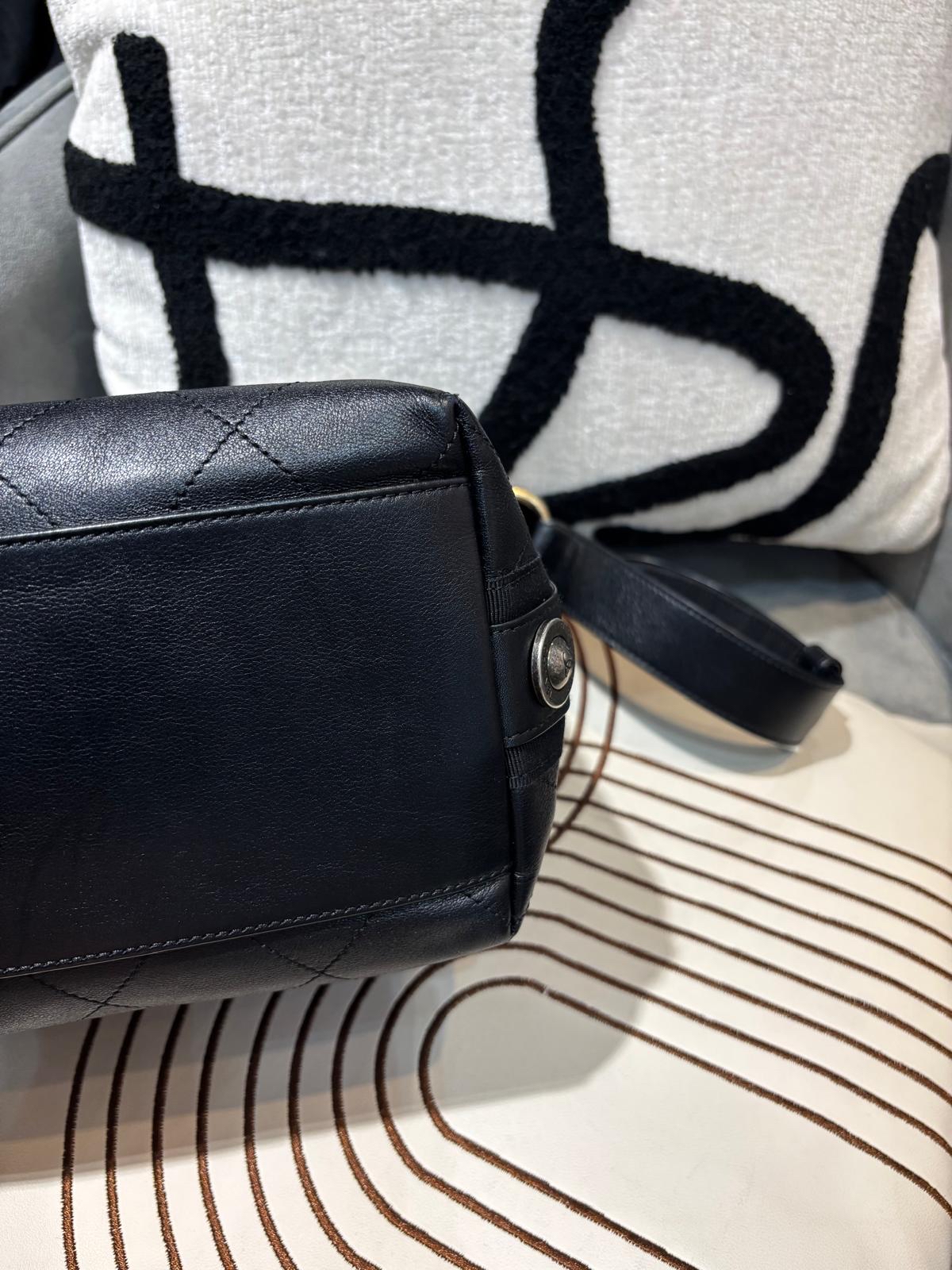 Chanel Button Up Hobo Bucket bag 100%Authentic, 95%New ✅收據✅card ✅dust bag 