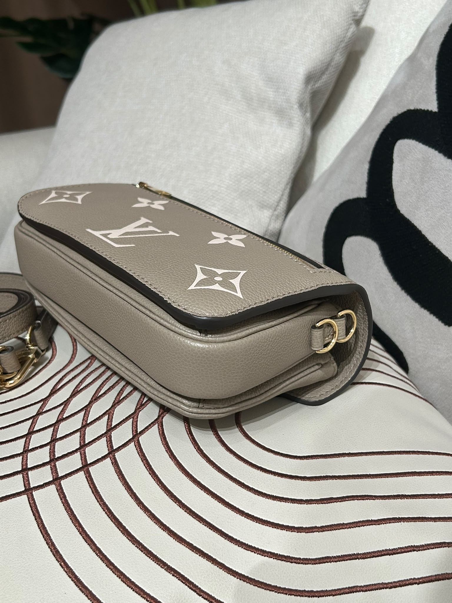 Lv Metis east west 100%Authentic,98%new ✅dust bag  