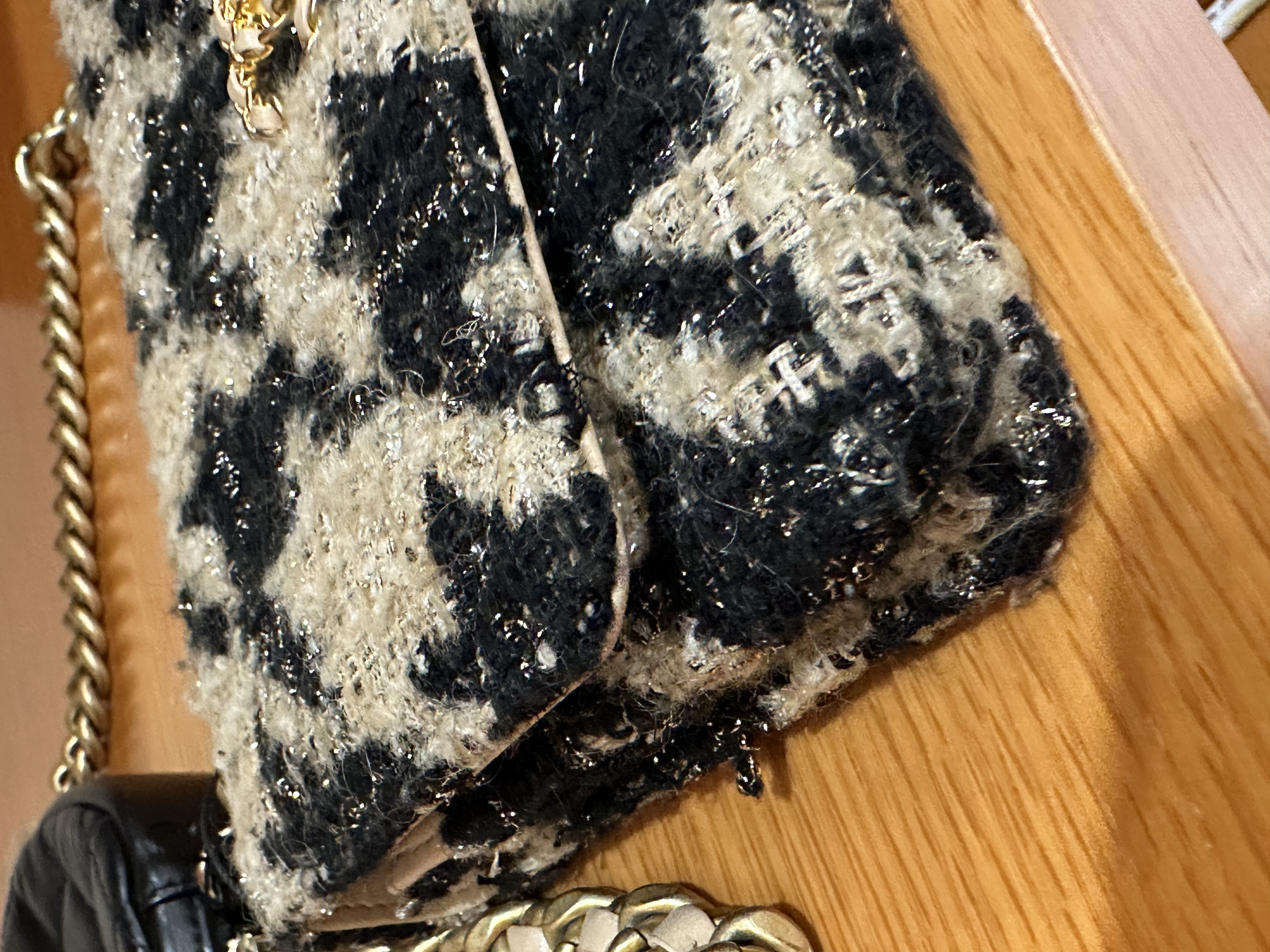 Pre-Owned CHANEL 19 Houndstooth Tweed Wallet on Chain bag / Product Code: 26042901