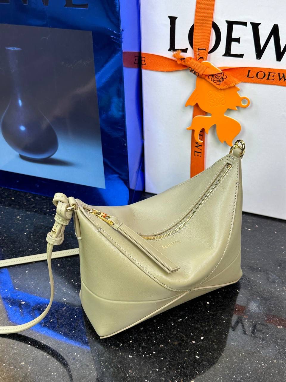 ♥️𝙋𝙪𝙯𝙯𝙡𝙚 𝙁𝙤𝙡𝙙 ——【粘土绿】 尺寸：𝟐𝟑-𝟔.𝟓-𝟏𝟓.𝟓𝐜𝐦 编码：522404 🎈经典几何为造型，以及柔软细腻的Napa牛皮，升级为可完全折叠的手拿包。 🎈自带一根🉑拆卸🉑调节的肩带，一包多背，多样化风格，秀场大放异彩😃日常实用性强👌 🎈配全套专柜礼盒🎁，给你满满的仪式感👀