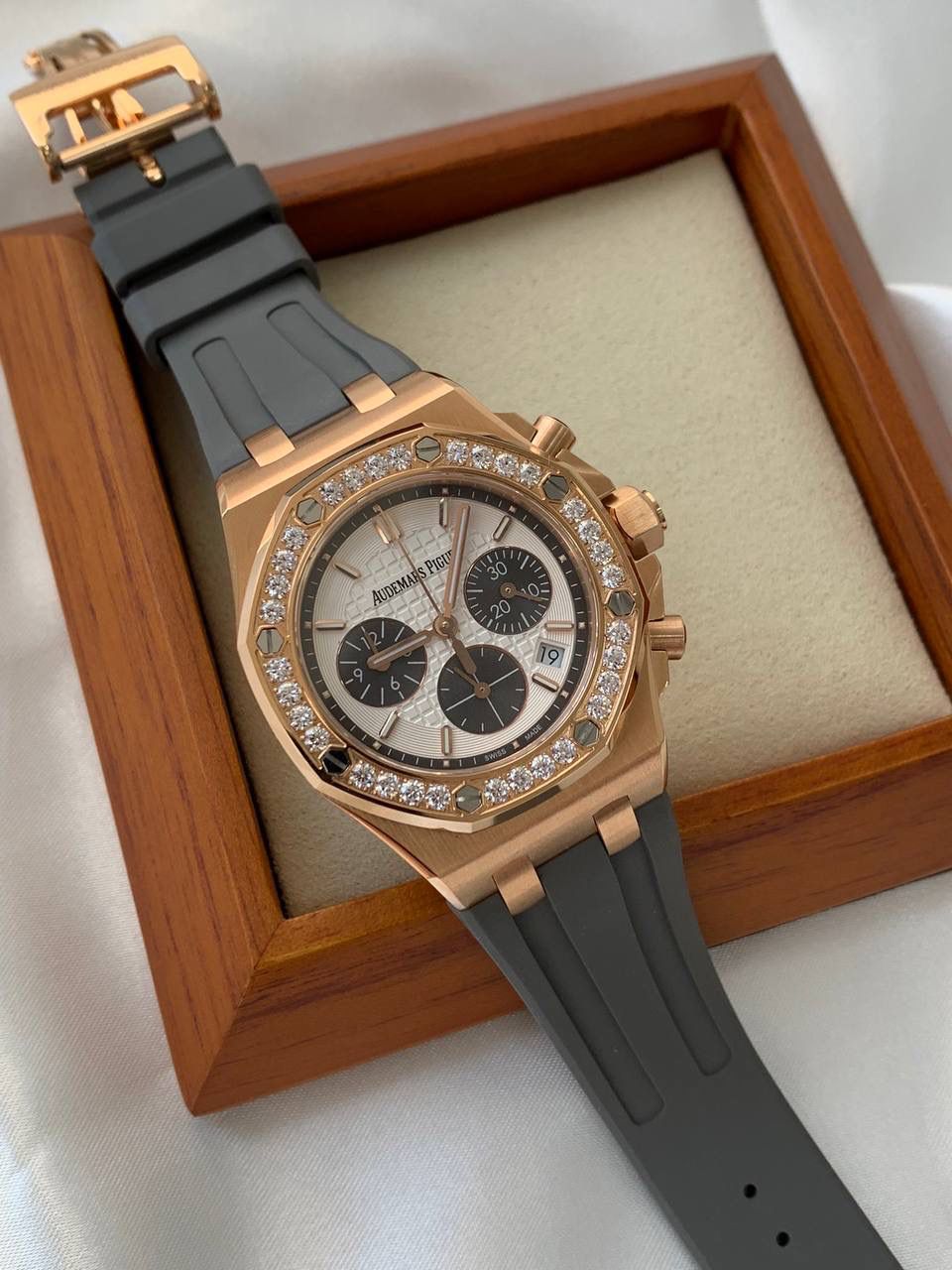 爱彼女款、小红书爆款，喜欢大表盘的女生、必备款，表盘37MM、蓝宝石防刮花玻璃，316精钢表壳、纯手工镶嵌32颗莫桑钻、搭配瑞士多功能石英机芯精准走时，表带采用进口橡胶工艺，佩戴舒适不过敏、折叠扣设计，佩戴便捷，数量有限，先到先得，多种色系，穿搭任选！