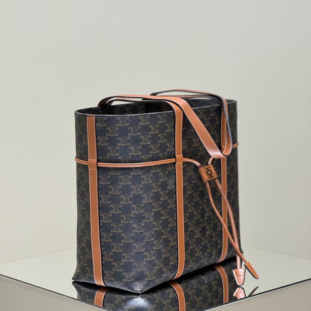 🔥大货实拍图 𝗖𝗘𝗟𝗜𝗡𝗘 ♥ 𝗖𝗔𝗕𝗔𝗦老花抽绳托特 型号：113722 尺寸：34.5*31*16cm 𝑪𝒆𝒍𝒊𝒏𝒆新款购物袋，一款将复古与现代完美融合的精品，凯旋门老花棕色的包身如同经典绽放在当代，每一个棕色皮料点缀都诠释了无与伦比的精致和高级感～