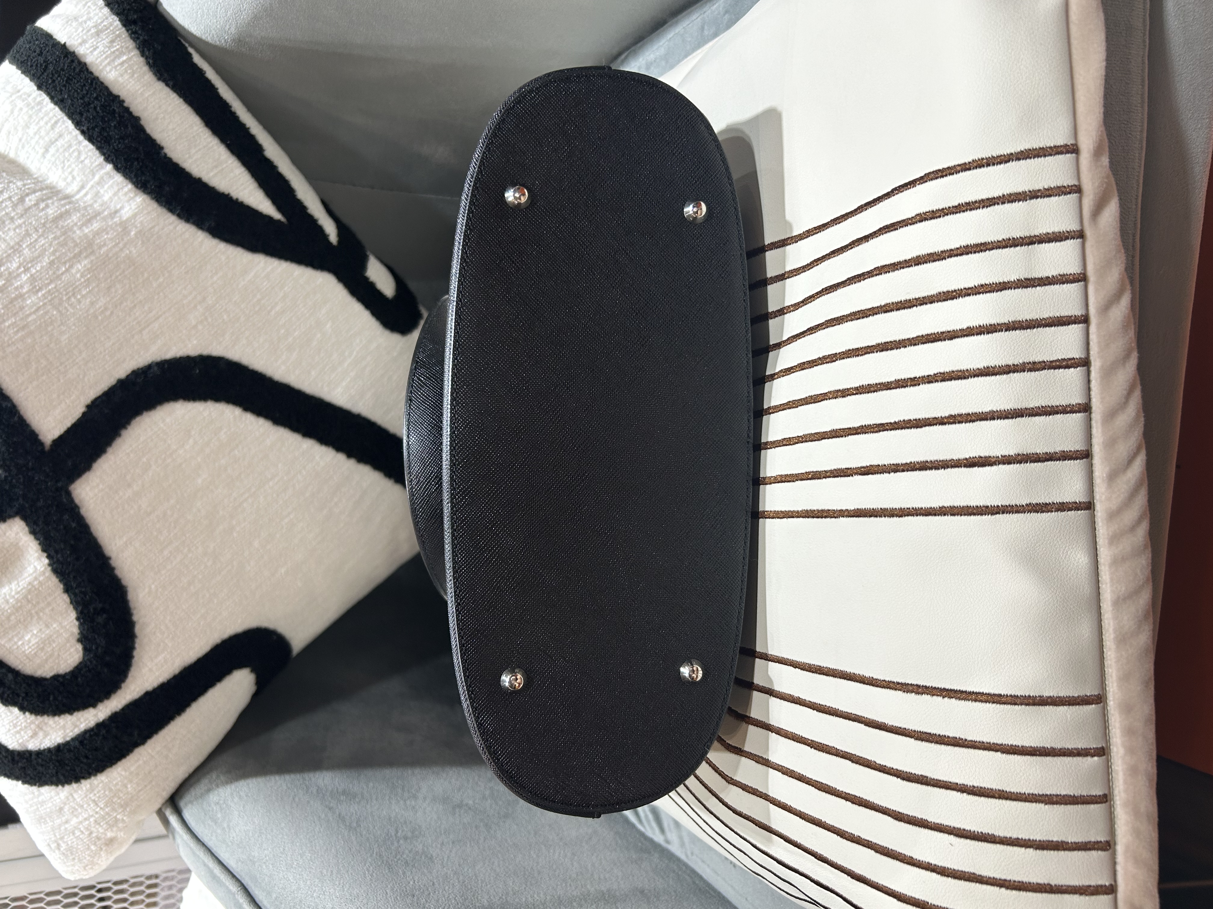 Burberry bucket bag 100%Authentic ,98%new