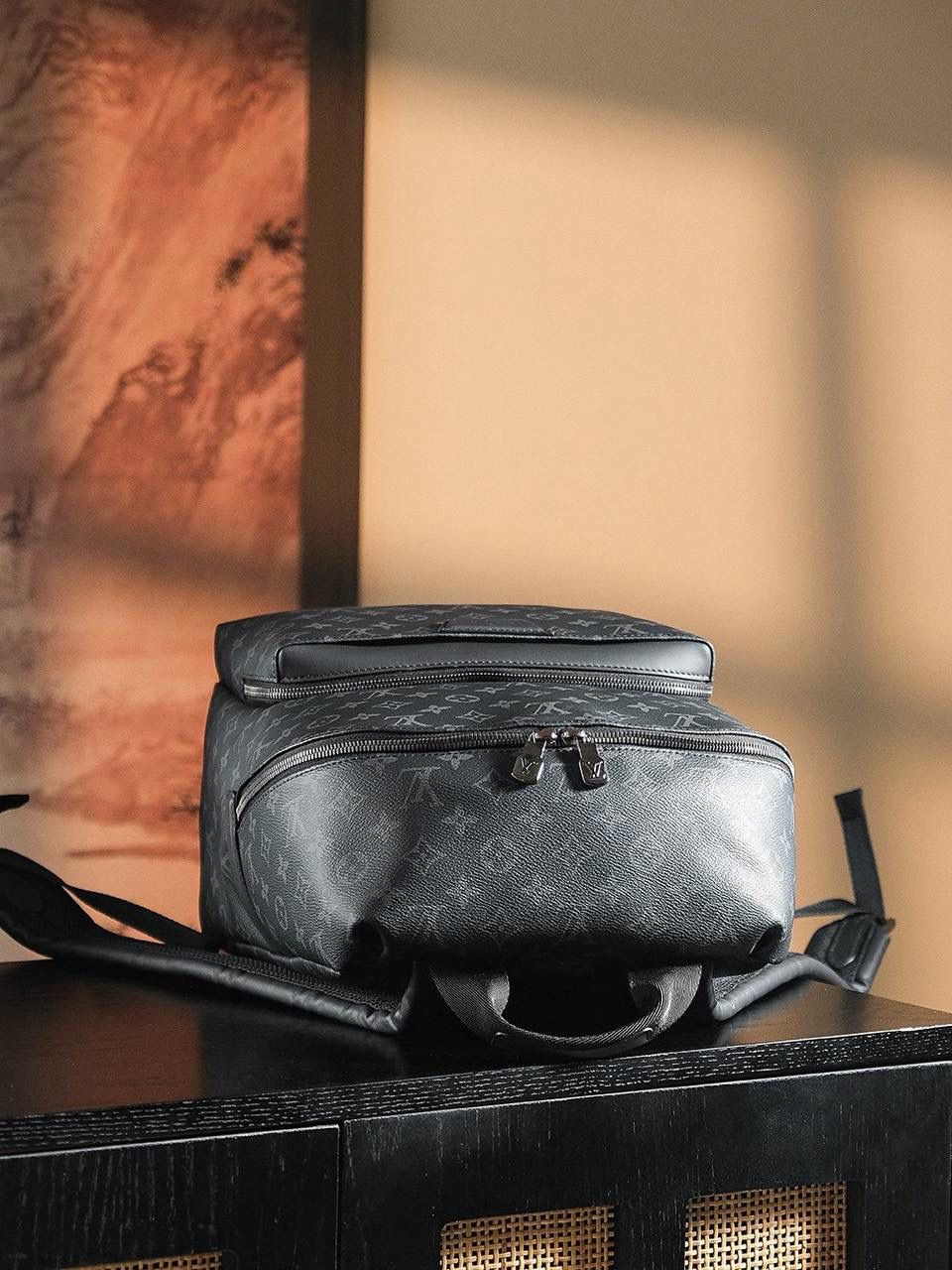 𝐃𝐈𝐒𝐂𝐎𝐕𝐄𝐑𝐘 双肩包系列👜✨ 𝔻𝕀𝕊ℂ𝕆𝕍𝔼ℝ𝕐经典的男士双肩背包，黑色老花的色调比起经典的花色，看起来更加低调特别更加有档次，不仅耐看且又百搭低调，空间充足，肩带部分细节采用原厂小牛皮，整体质感很出色，无论是上班出街还是旅游，它必不可少！中性化的设计，百搭且街头范儿， 男女同款可背，毫无违和感！ 五金材质：厚镀纯钢五金 皮料材质：法国原厂皮面料 尺寸详情：𝟑𝟕*𝟒𝟎*𝟐𝟎𝐜𝐦