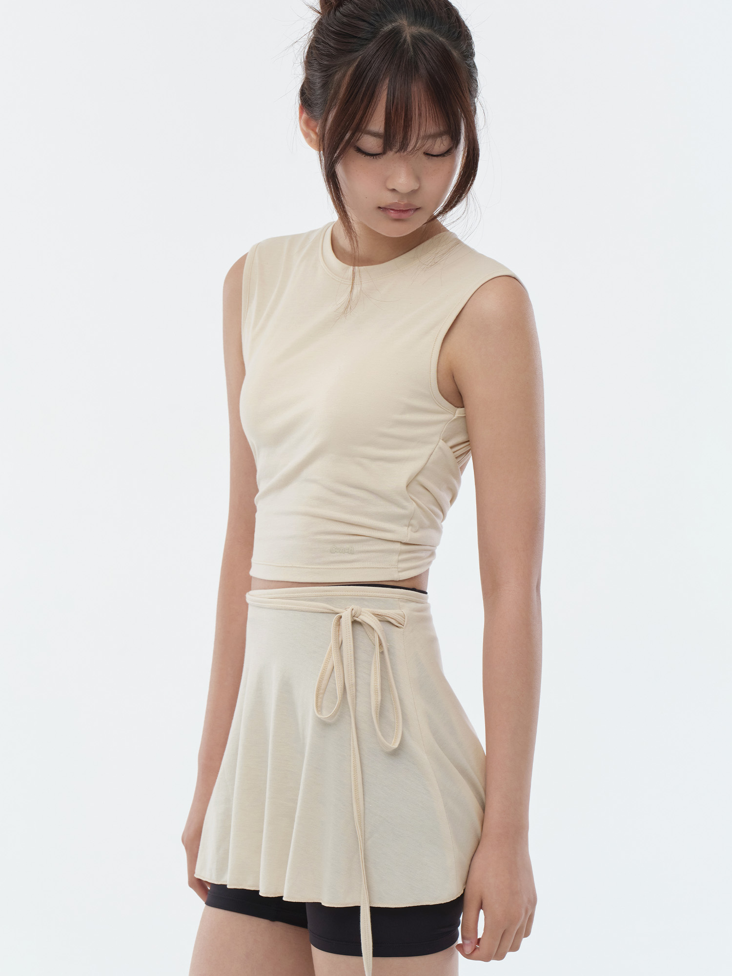 預購_Twist Back Slit Sleeveless by Conch
