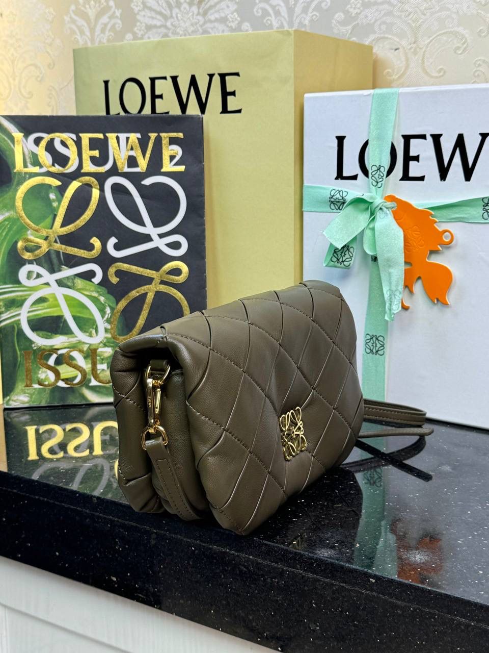 👉🏻小号羊皮【𝘗𝘶𝘧𝘧𝘦𝘳 𝘎𝘰𝘺𝘢】 —深卡其绿❤️到货✅ 编码：262122 尺寸：𝟐𝟎-𝟔-𝟏𝟑𝐜𝐦 ❤️采用轻柔纳帕小羊皮，经过裁剪、缝制和手工编织制成，内里一个主要隔层和一个拉链口袋，磁扣开合。 ❤️配有可拆卸可调节的皮革带子。可肩背或手拿。