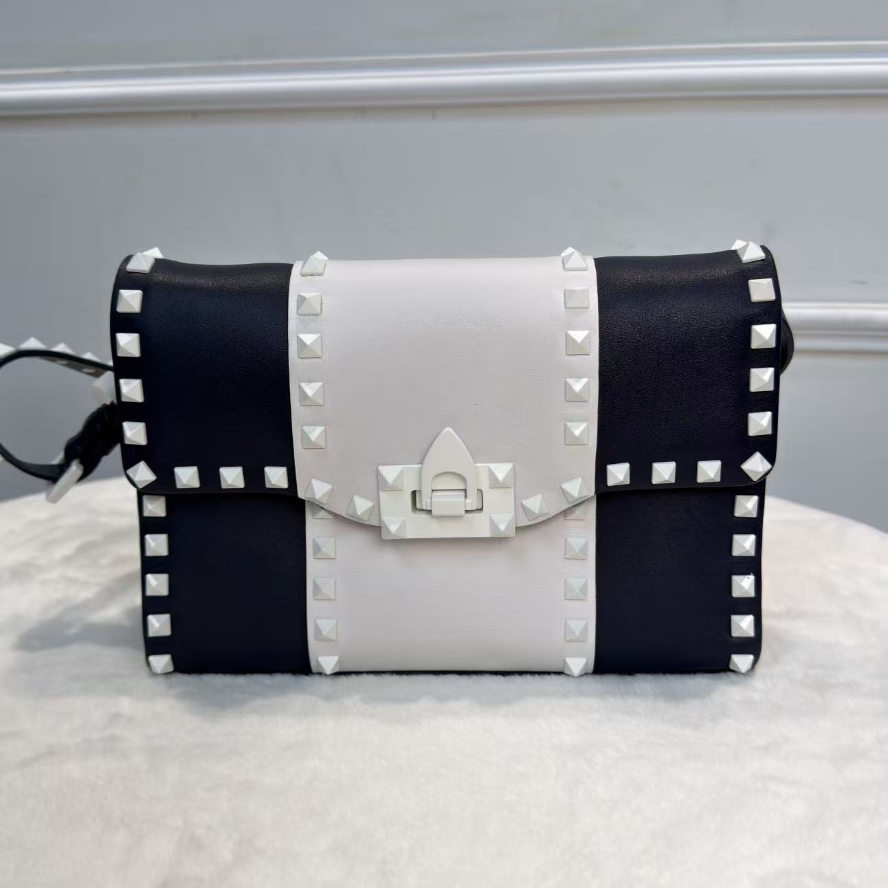 Valentino 鉚釘斜孭袋 藍白配牛皮革 搖滾風格飾釘