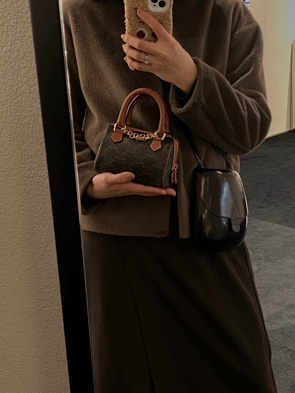 🔥大货实拍图 𝗖𝗘𝗟𝗜𝗡𝗘♥𝗧𝗥𝗜𝗢𝗠𝗣𝗛𝗘迷你波士顿 型号：195112 尺寸14*9.5*8cm 包包上的金色链条是亮点，敲时髦的，手拎肩背都好看☺️
