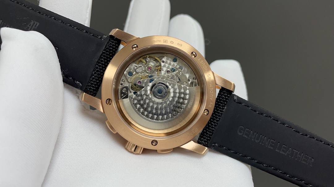 🚀皇家橡树26048离岸型41爱计时机械腕表💯 1.壳套按照原装开模多道工序顶级处理 2.一体字面立体工整的盘面“饼干纹理”和原装一模一样 3:316精钢表壳原装开模细节经过多道工序的打磨磨砂处理 4.7750机芯9字位小秒走时精准 5.表镜选用进口防眩水晶蓝宝石玻璃镜面 6.表带搭配进口意大利小牛皮以及帆布皮带，表扣实用原装针扣，尺寸41mm，爱彼入门级强烈推荐，精品打造