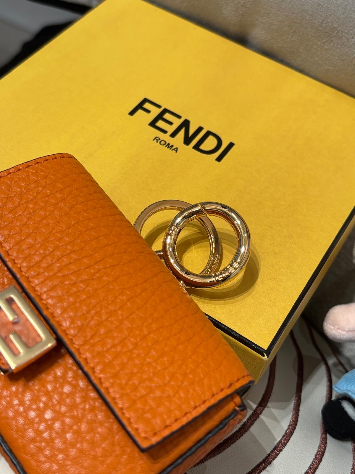 FENDI Nano Baguette Charm迷你法棍,Fendi 小牛皮散子包charm 100%Authentic ,100%new✅dust bag ✅box 