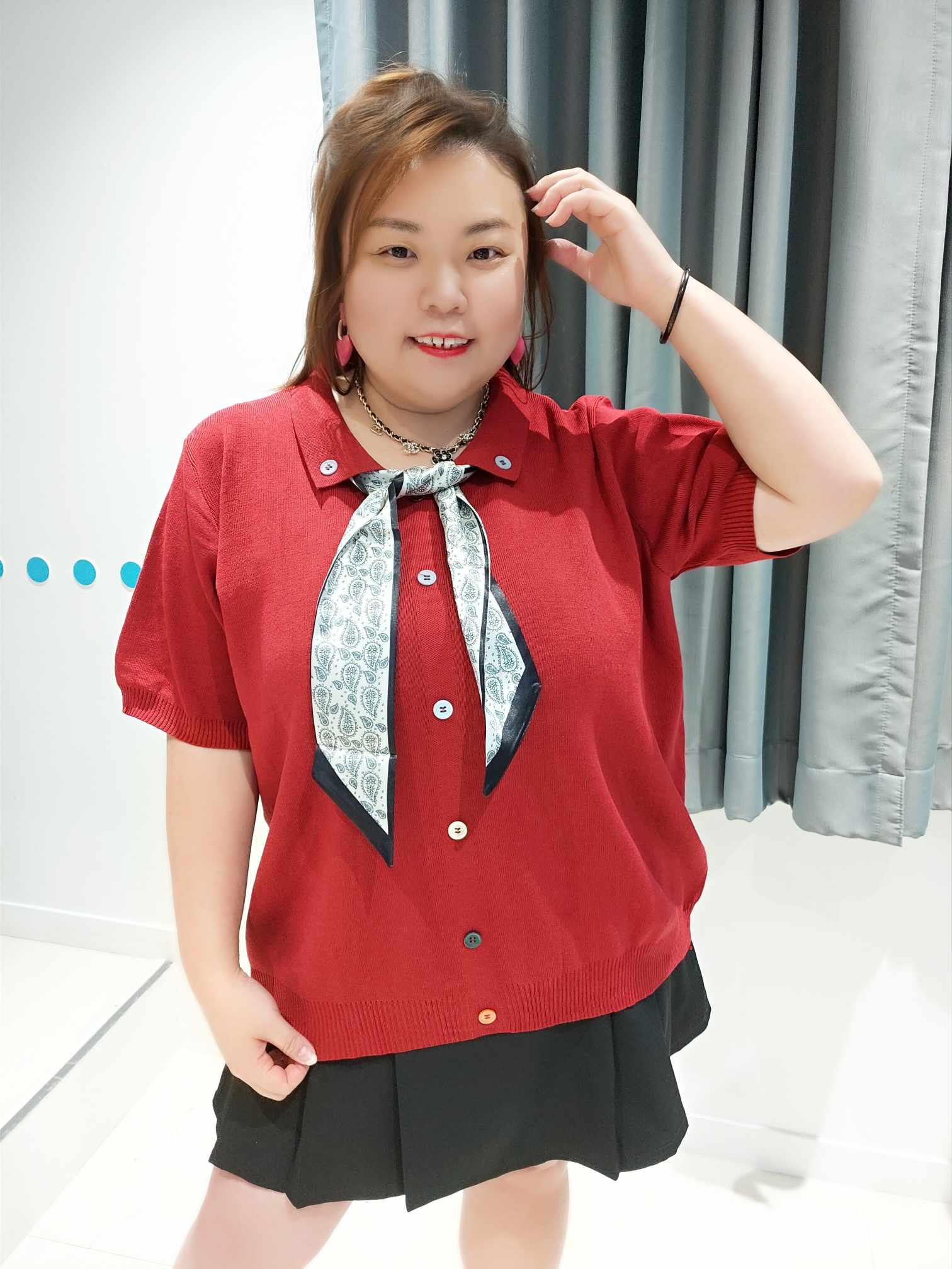 DSF10 搭配丝巾针织上衣