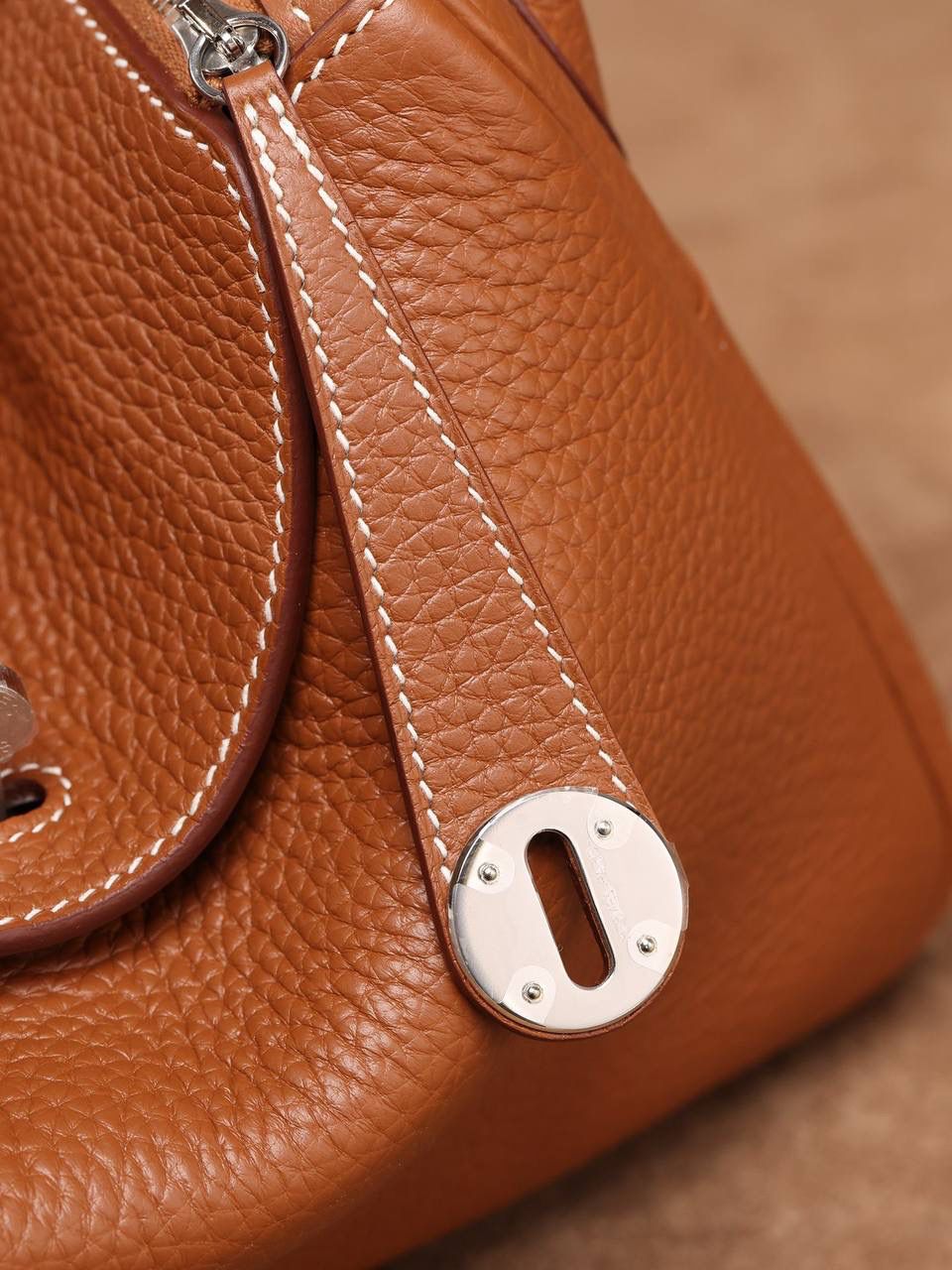 Hermes 爱马仕 Lindy 26cm 金棕银扣👜✨ Lindy 独家渠道货 独家欧洲原厂皮原厂五金组装的ZP尾单货 尺寸：26*18*14 cm Lindy是采用原厂的正品TC皮，什么是TC皮？ 爱马仕专用的clemence,简称tc皮，是Hermes最受欢迎的皮革之一，颜色会比Togo少一些，但是纹路比Togo细腻，含油更高，更软，因此稍稍有些下垂感的特点。 欣赏独家货源的美 闭眼入😍🤭👍