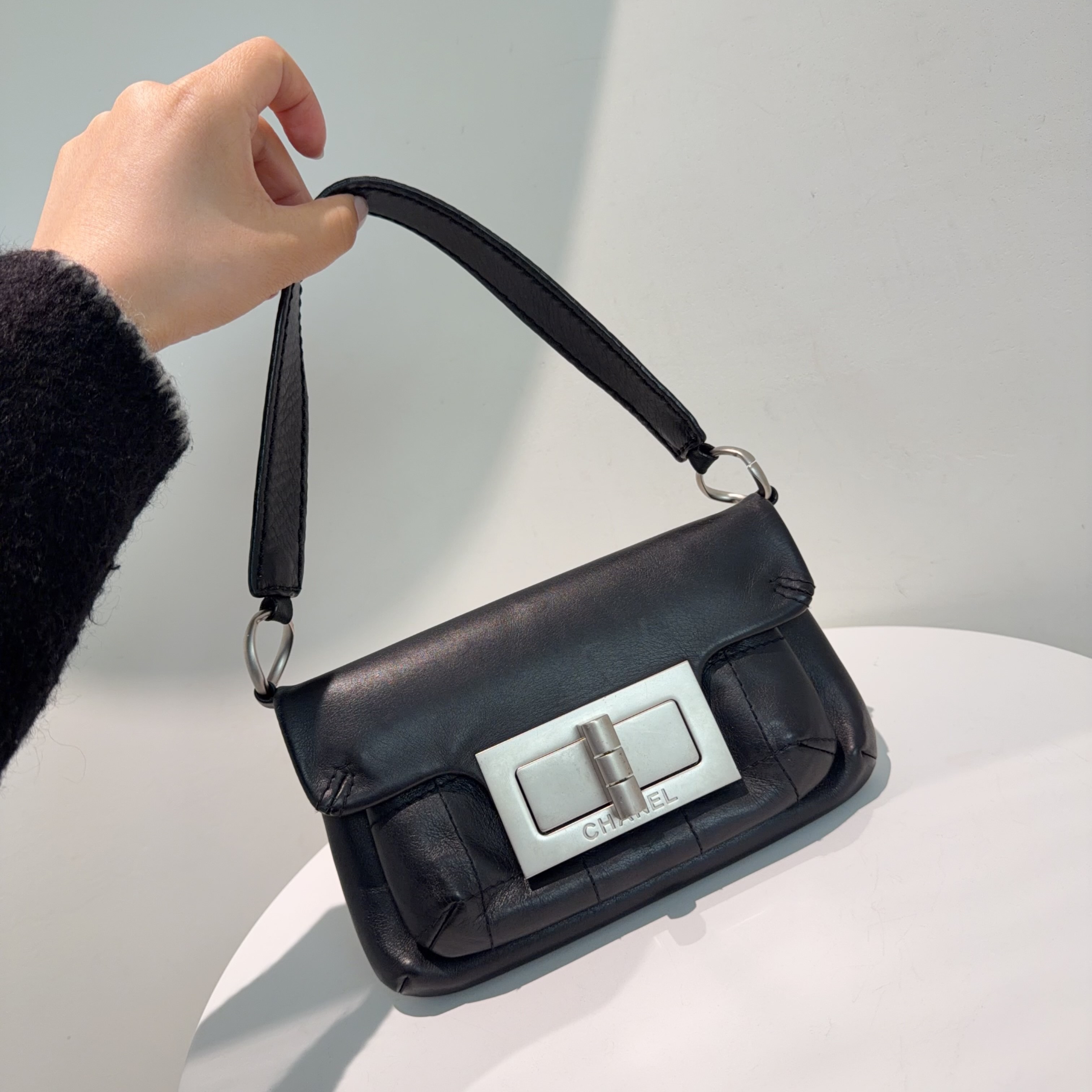 【預訂貨品】Chanel 冰格方形扣腋下包