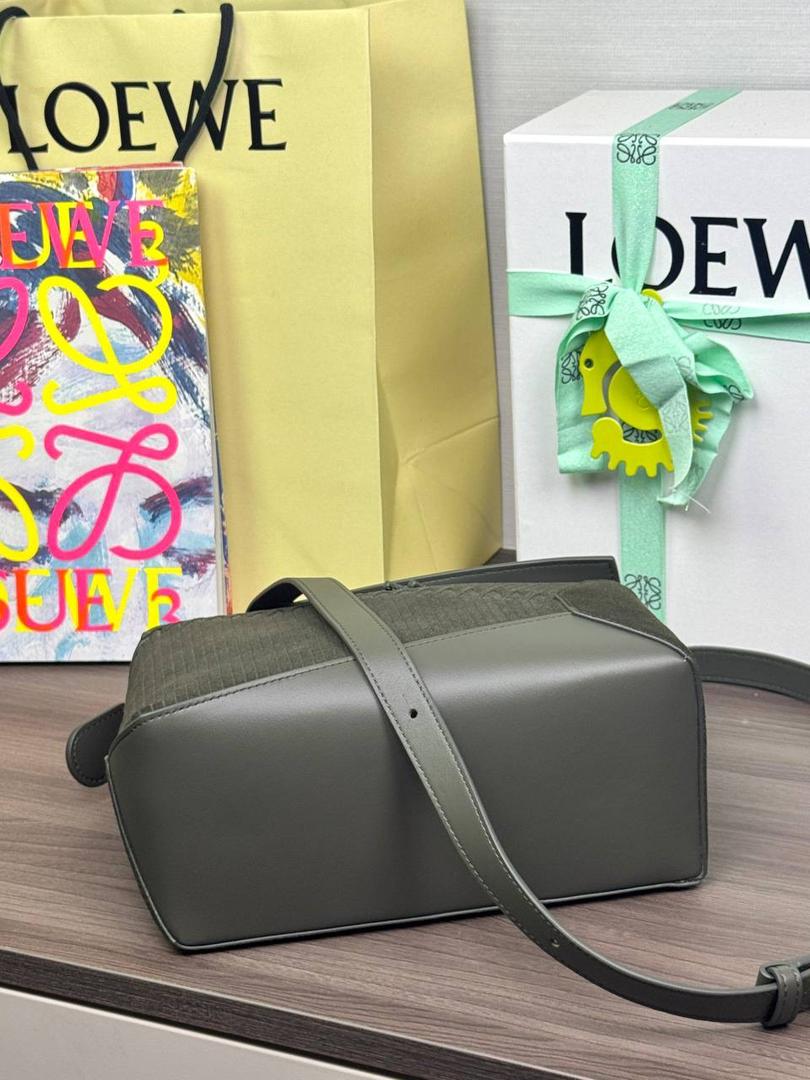 🎈最新编织手腕𝙋𝙪𝙯𝙯𝙡𝙚 ——【橄榄绿】 尺寸：𝟐𝟒-𝟏𝟎.𝟓-𝟏𝟔.𝟓𝐜𝐦 编码：062405 【配全套礼盒】 ♥️以罗家经典几何设计，搭配独特的编织手腕，绒面内里。 ♥️容量大，经典百搭，可拆卸肩带，有单肩，斜挎，手提等多样化背法。随性时髦洒脱，实用性强。 ♥️独家背景➕独家品质➕独家全套砖柜礼盒套装，市场高端品质皆在我手✌🏻