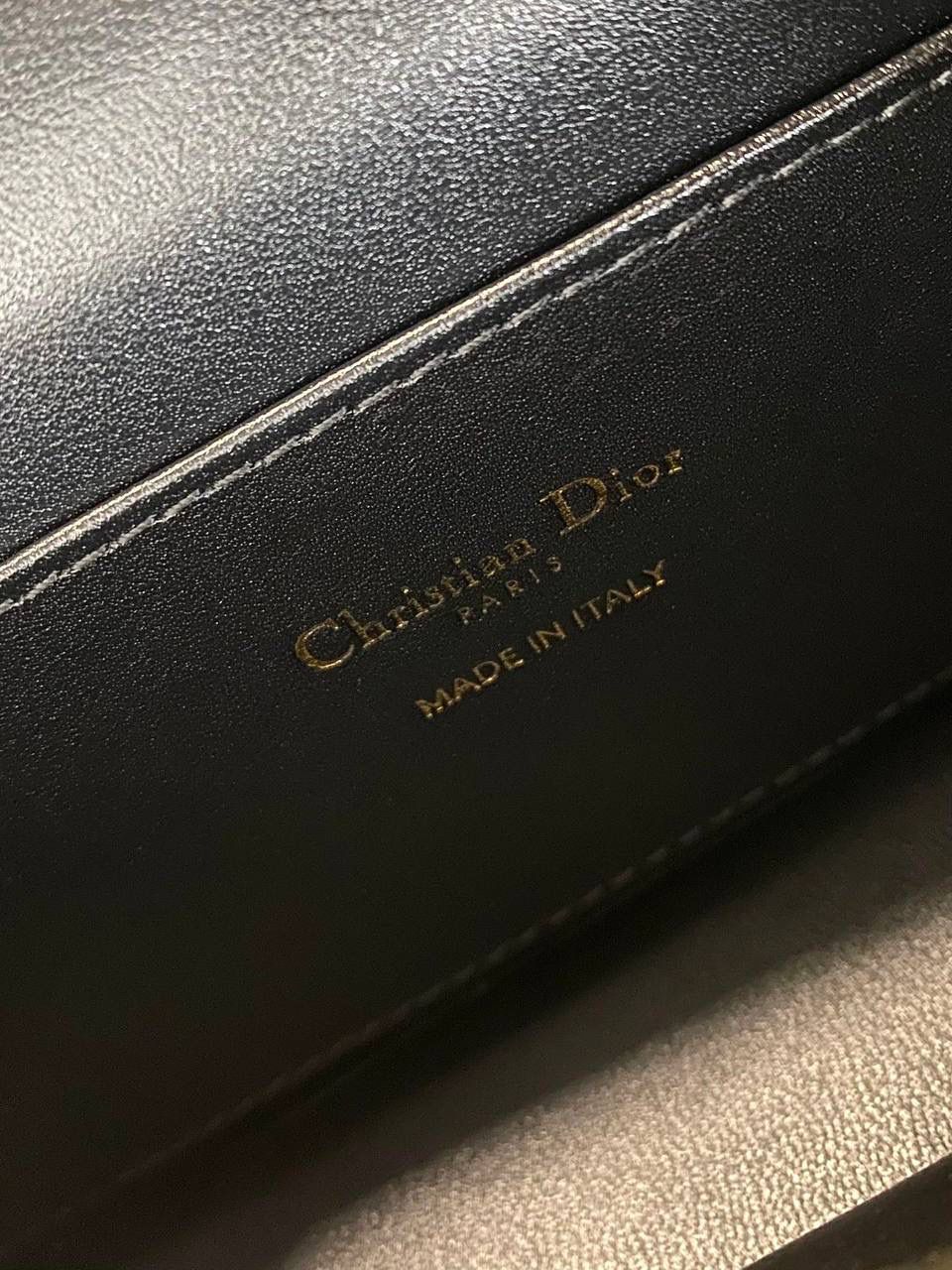 🈶黑色 𝐌𝐢𝐬𝐬 𝐃𝐢𝐨𝐫腋下包 哇！实物是超预期的 从五金到皮质都非常奢华，很好看 牛皮的材质有型又耐久， 立体的字母手感彰显个性！ 空间，日常通勤或约会都很不错哦 大小刚好，腋下背气质又时髦 22×11×6cm #3410m