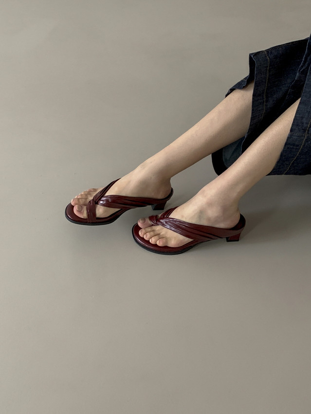 Toe loop sandals 