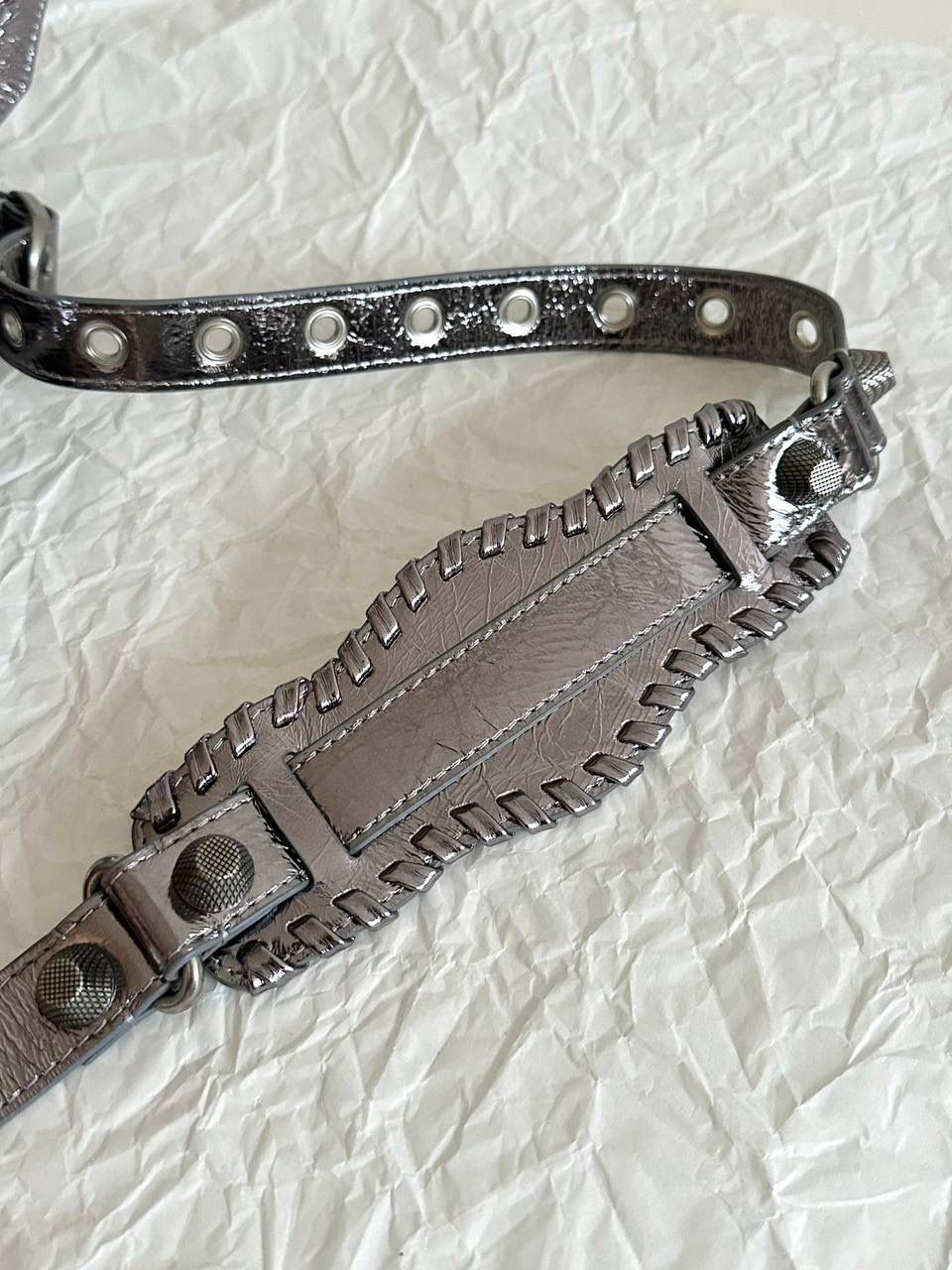 ba1enciaga Neo classic 机车包xs 古银扣🌪️ 首先声明，我爱一切机车元素 无论是le cagole还是这只neo 喜欢大容量的姐妹冲这只 油蜡皮的不规则摔纹配上大量的五金配件 还有流苏拉牌➕爱心镜子➕零钱包挂件 极繁的魅力由此而来～ 辣妹酷妹冲冲！ 26×17.8×11.4cm700940m