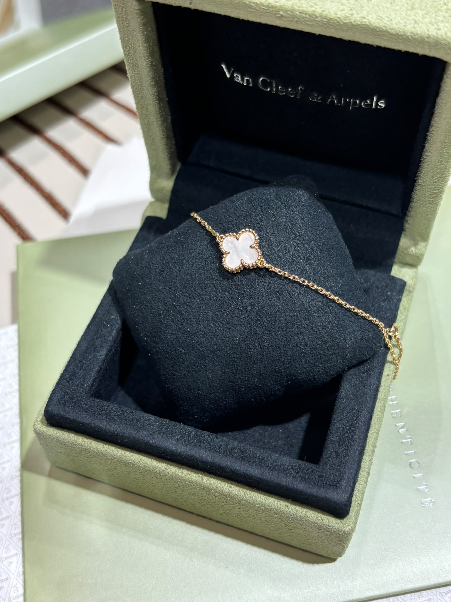 全新 Van Cleef & Arpels Sweet Alhambra Mother Of Pearl Bracelet VCA珍珠貝母Yellow Gold 18K 手鏈 100%Authentic,  全新貨品100%New ☑️專門店收據☑️證書☑️盒