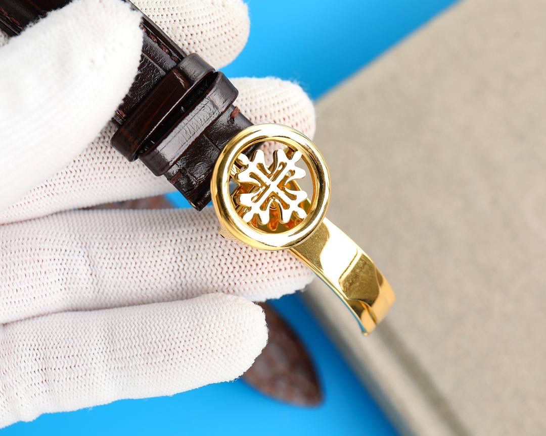 百达翡丽超级复杂功能计时系列！用心之作，细节方面： 1：团队历时两年多精心设计，不计成本，敢为人先，力求完美，克服重重难关，突破多层技术瓶颈，机芯型号为CH 29-535 升级版，质量稳定！ 2：尺寸41毫米，厚度11毫米！ 3：表壳为316L全钢镀纳米铂金表技术，更彰显高贵大气，表带搭配意大利头层小牛皮！更显大气上档次！ 你值得拥有！