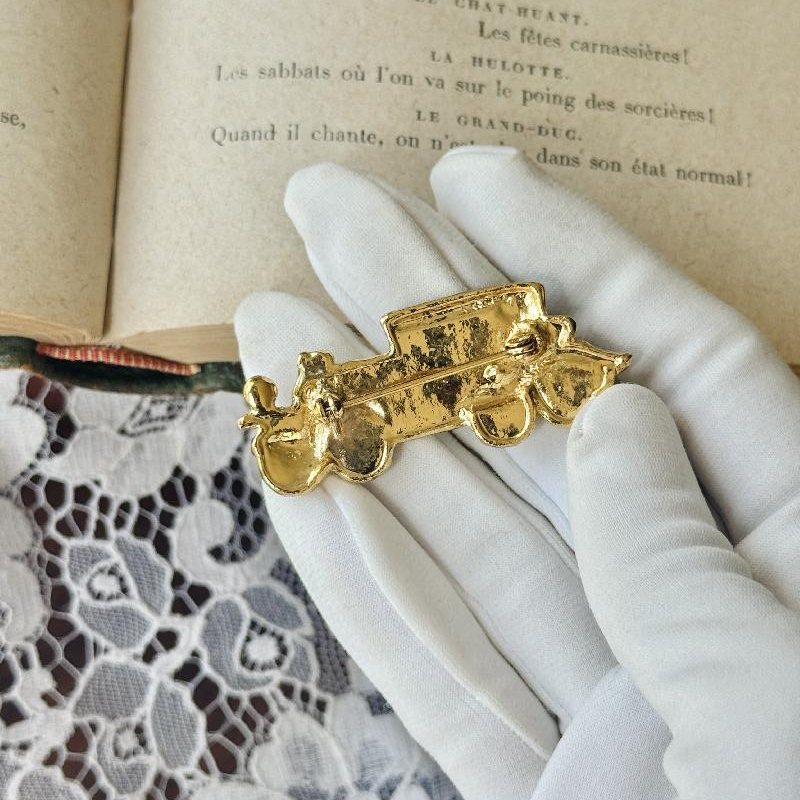 Vintage Sprinkled Antique Car Enamel Brooch (MT2340）