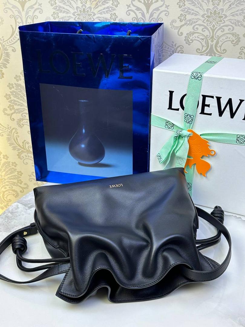 全新升级—𝙁𝙡𝙖𝙢𝙚𝙣𝙘𝙤出货啦✅ ❤️升级版福袋正面新增品牌烫金𝙇𝙤𝙜𝙤代替压印𝙇𝙤𝙜𝙤，肩带加宽同时增加两侧狗扣五金代替原本皮穿扣肩带，精致又便捷🥰 ❤️独家定制皮料五金，小牛皮皮质手感十分柔软且耐用，肩带🉑拆卸🉑调节，多种背法任你选择，容量超大，日常出行必备😍 ❤️独家品控，完全对版细节，全套礼盒🎁包装给你满满的仪式感🥰 中号尺寸：𝟑𝟎-𝟐𝟒.𝟓-𝟏𝟎.𝟓𝐜𝐦 款号：052028黑色