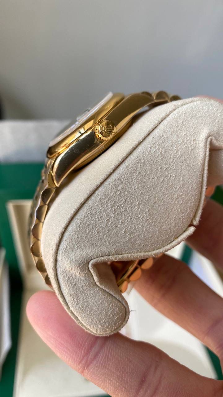 劳力士Rolex女款蚝式日志型腕表31mm 到货 实拍，花朵盘面款型号，所见即所得 原装开模，一比一制作，组件都按照原装逐一复制，配件均可与原装互换。 一表一卡一码 ✨ 表扣类型：隐蔽式摺叠皇冠带扣。 实心精钢材质！ 【表壳】尺寸31mm ，一体成型中层表壳，旋入式底盖及上链表冠； 旋入式结构：双扣锁双重防水系统，旋紧于表壳，使得更加防水。 【镜面】采用蓝宝石防刮损蓝水晶，小窗凸透镜放大日历镀蓝膜。 【表盘】：各色泽逐个调节色泽实现零色差区别，打磨字钉，顶级瑞士超强冰蓝色夜光，底纹细腻，颜色对版; 原版日历字体，原版指针及秒针轴一致 【机芯】采用最稳定的丹东2824机芯为基础，改装同步原版2236机芯一致原版日历字体 （1/31日期）个个正中，一体成型，不会出现卡日历状况。同时也提供：【纯进口全新瑞士SW -200机芯配置选择】，其性能同步原装一样出色，精准恒久，更佳稳稳妥妥，实现真正几乎零返修！