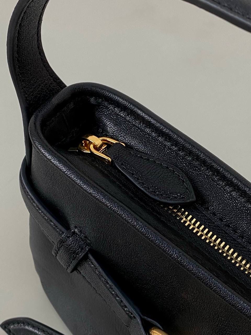 🈶黑色，小号 𝐌𝐢𝐮𝐌𝐢𝐮 𝐀𝐯𝐞𝐧𝐭𝐮𝐫𝐞腋下包 不得不说缪缪的美丽层出不穷！今年这只Aventure Nappa腋下包 看似平平无奇上身却意外好搭耐看 有点小复古又有点小机车， 就很值得夸赞一番 东西不用装太满，随性的褶皱感很戳心巴 自重非常轻，宽肩带设计一点都不溜肩容量空间也不错，日常东西都放的下 迷你iPai都👌🏻尊嘟人见人爱不带吹的！ 33×19×5cm #F0021m