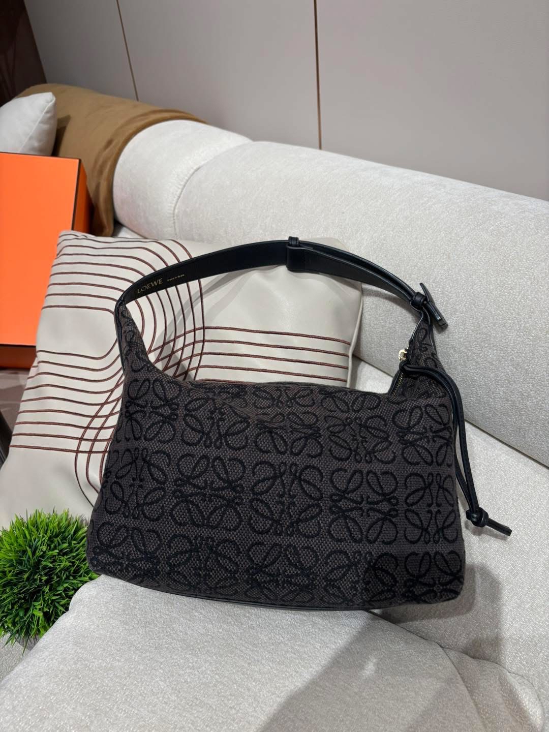 LOEWE CUBI ANAGRAM BAG 飯盒包 100%Authentic ,90%new