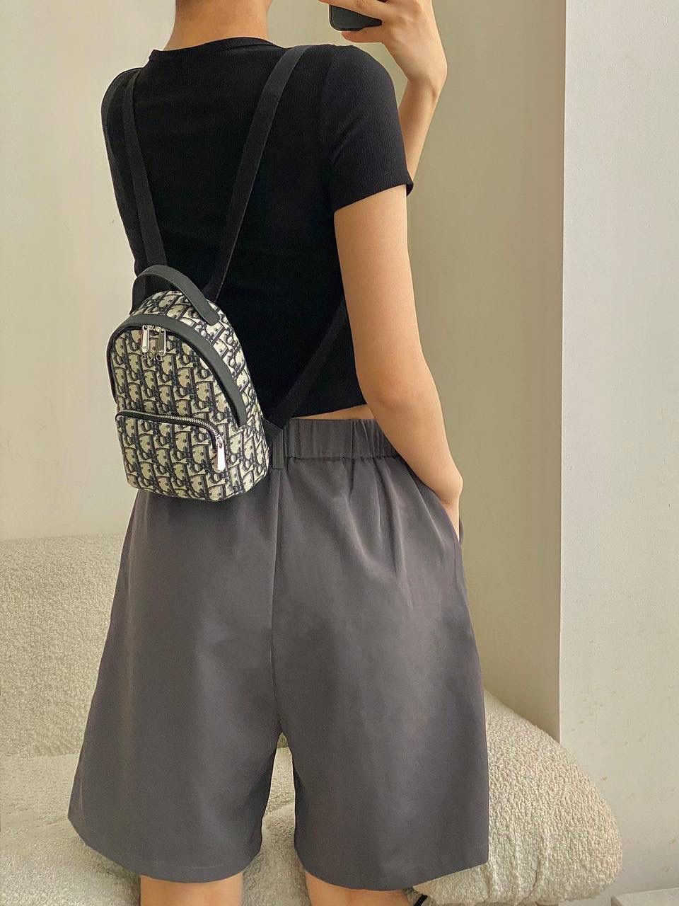 🈶老花蓝，大号（最新版本） 𝗗𝗜𝗢𝗥 𝗢𝗯𝗹𝗶𝗾𝘂𝗲 老花双肩包 热度依旧不减的经典款，几乎人手一只 自重非常轻盈，是你旅途中的最佳伴侣 小号：29×12×32cm #6613m 大号：30×15×42cm #6611m