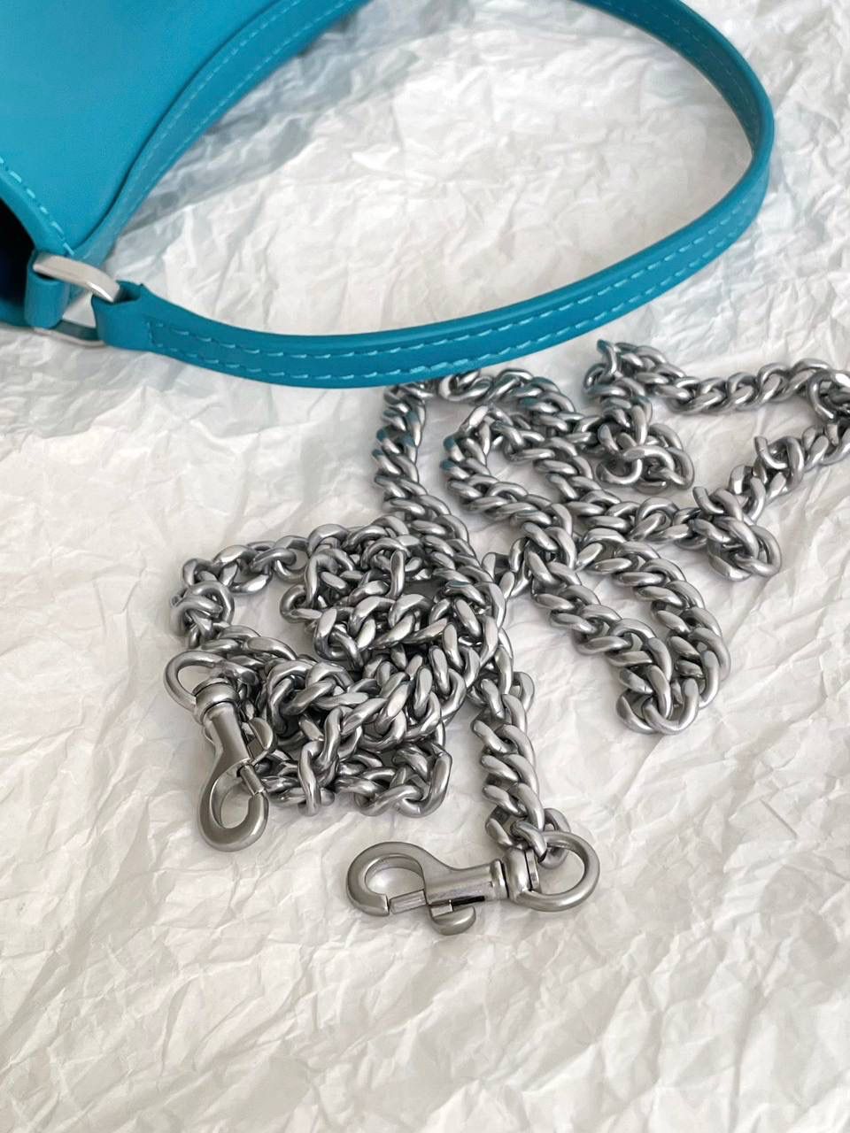 爆款🔥仅剩少量❗️ ba1enciaga rodeo nano 蓝色🩵 巨巨巨可爱的小rodeo 有没有拒绝不了包包变成小废包大小的姐妹！ 真的超级无敌cute，尖叫中～～ 但是，我想说的是，人家可不说小废包 它是可以装下iPhone pro的超实用mini bag📱 (plus不行哈🙅🏻‍♂️) 手提着出街就像拎着个小挂件 还有链条肩带可以肩背⛓ 家里有小千金的话 mini包还能和宝贝女儿共享🩷🩷 画面不要太治愈☺️☺️ 必须zp开发的啦，所有细节正确且对版哈！ 16×9.9×4.5cm819429m