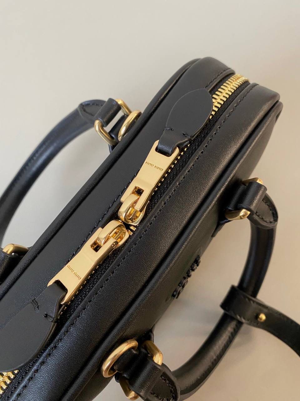 🈶黑色，迷你 𝗠𝗶𝘂𝗠𝗶𝘂保龄球，大爆款 新尺寸也太可爱了！ 喜欢小包的姐妹这只必买！它要比小号小一些也窄一些 就巴掌大小，但容量还挺大的 装俩部手机都绰绰有余，日常够用 肩带长短也很ok，手拎斜挎都好看 反正放心冲就是了！拥有它，上班牛马的心情都会被治愈～ 迷你：19×10×5cm #F0011m 小号：22x10.5x7.5cm 大号：27x12x9cm