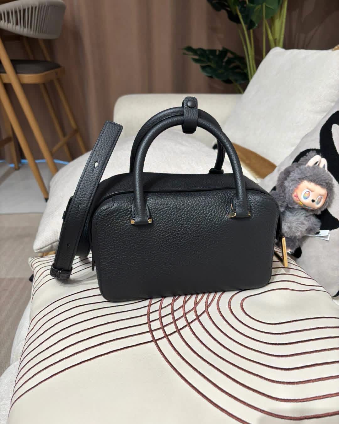 Delvaux Cool Box Mini Taurillon Soft Black  100%Authentic, 99%New ✅收據✅Dust bag