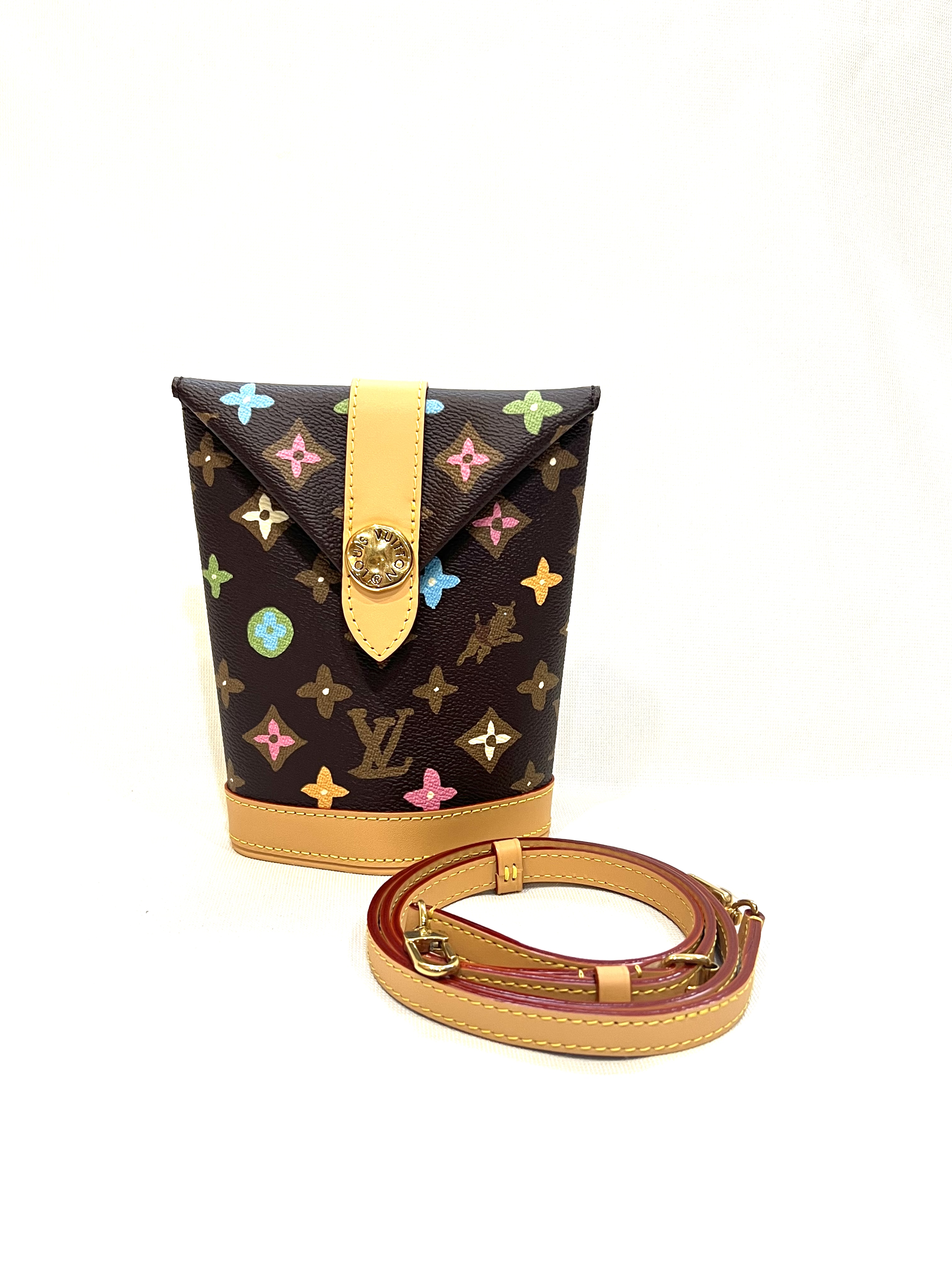 Pre-Owned LV Envelope Pouch / Product Code: 26041655