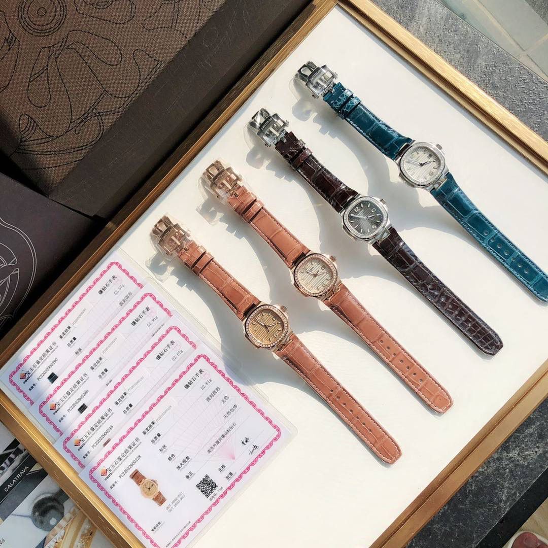 堪称一绝钢表之王，最美女款百达翡丽7010R最美鹦鹉螺 32mm表徑精巧独特舷窗结构表壳，完美优雅风格，采用不锈钢18k镀玫瑰金。水平横纹浮雕图案的表盘。表圈镶嵌46颗天然南非钻石💎美洲鳄鱼皮表带‼️