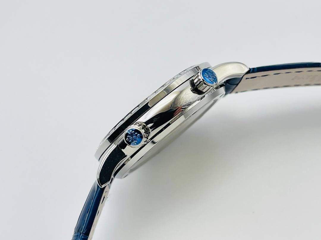 V4升级版 市场最高版本 功能跟正品一样 百达.翡丽星空升级终极版！升级细节： 1⃣️做到了跟正品满天星自动转的功能！ 2⃣️升级日历的排法和正品一样的顺序！ 3⃣️直径42毫米，厚度11毫米！ 4⃣️最大亮点：百达.翡丽星空里的月亮会根据天空上的月亮变化而变化！根据天空上的月圆月缺搬（初一月弯弯初十五月圆）到手表上了！