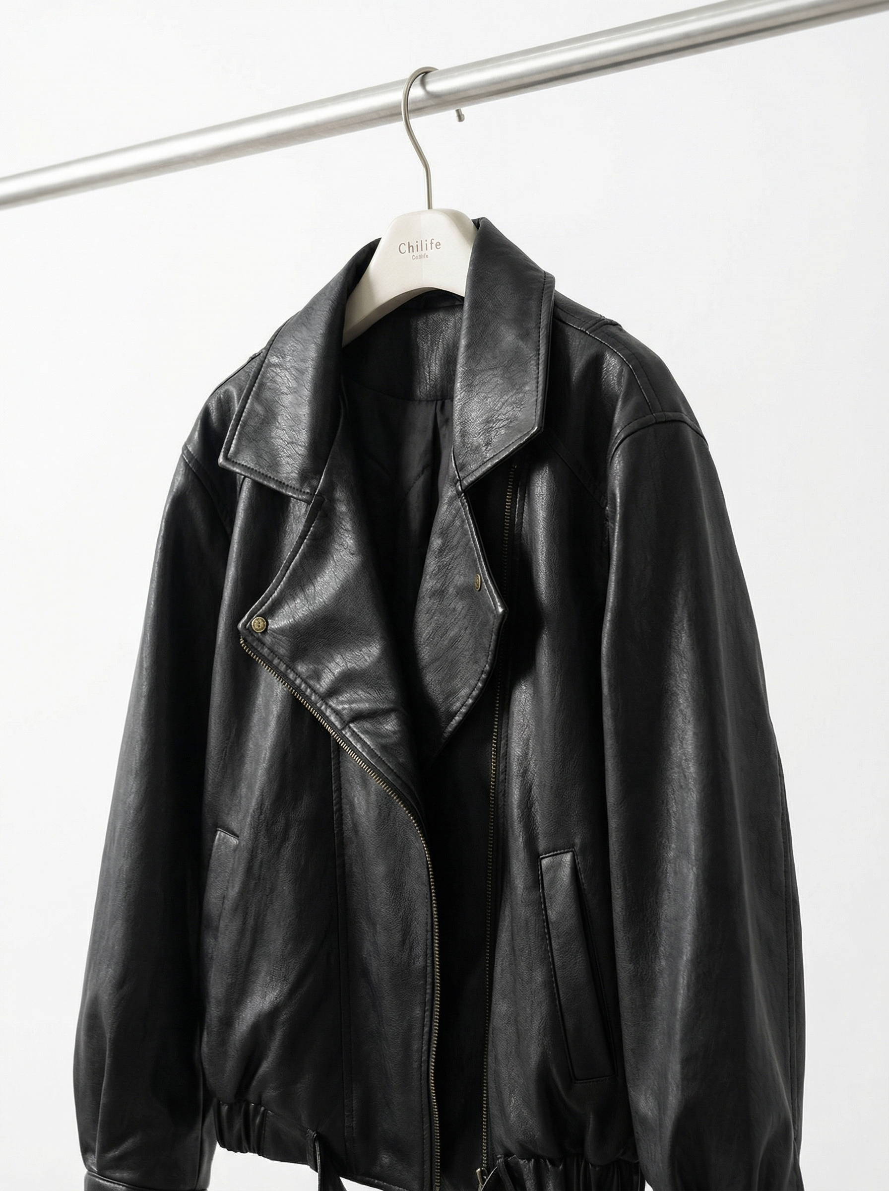 黑色皮革斜襟短版飛行夾克