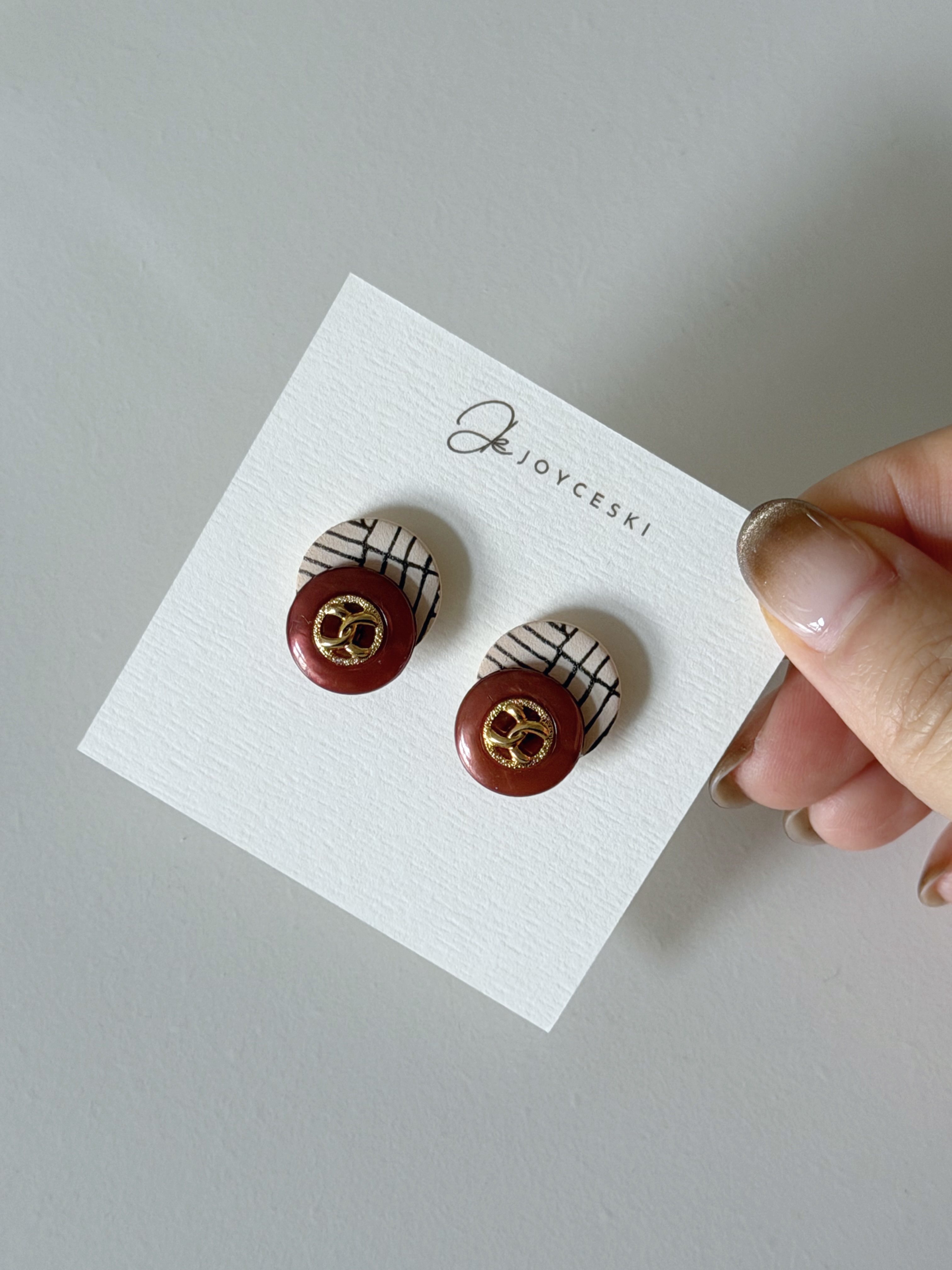 英國黑米白間鈕扣耳環/復古棗紅