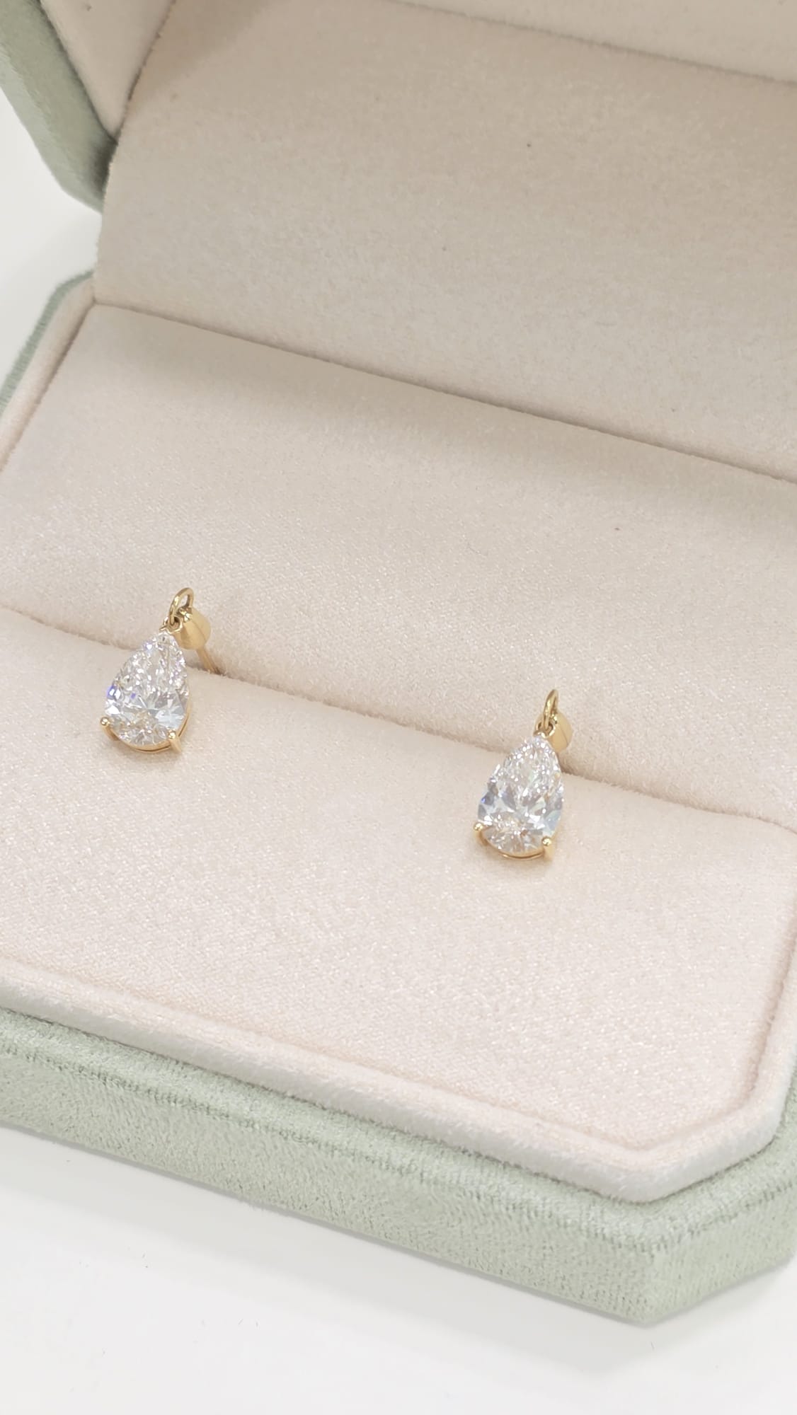18K金培育梨形鑽石耳環 D2.01ct/2 G1.35g