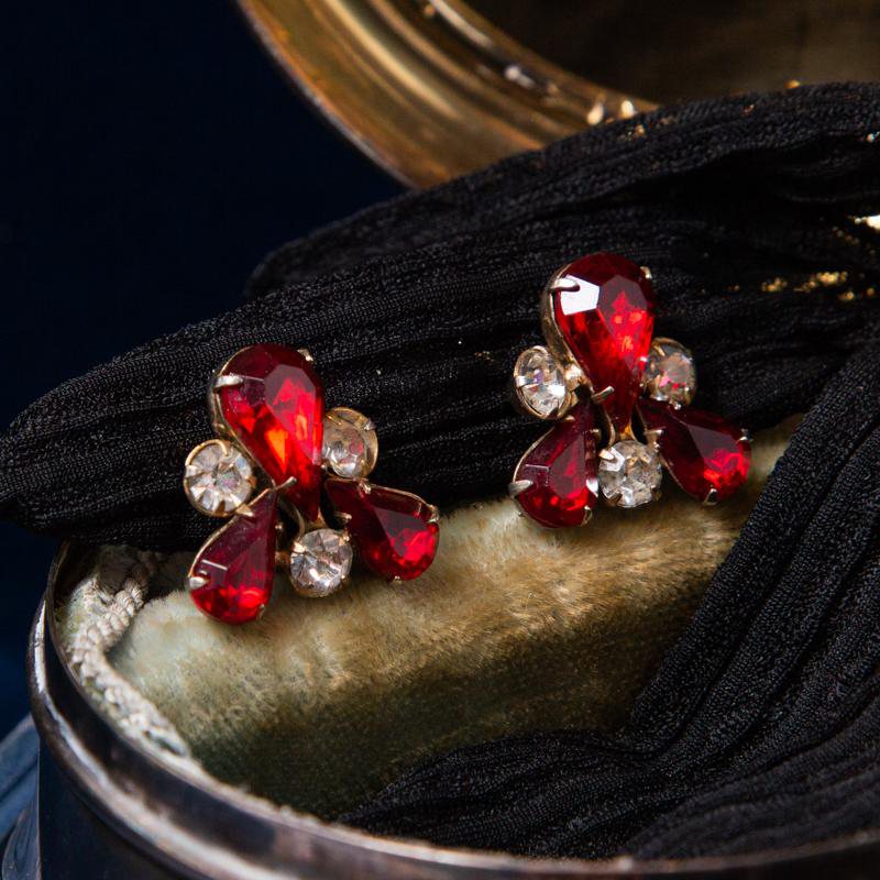 1950s Vintage Ruby Red Rhinestone Triangular Shaped Screwback Earrings (NA0441)
